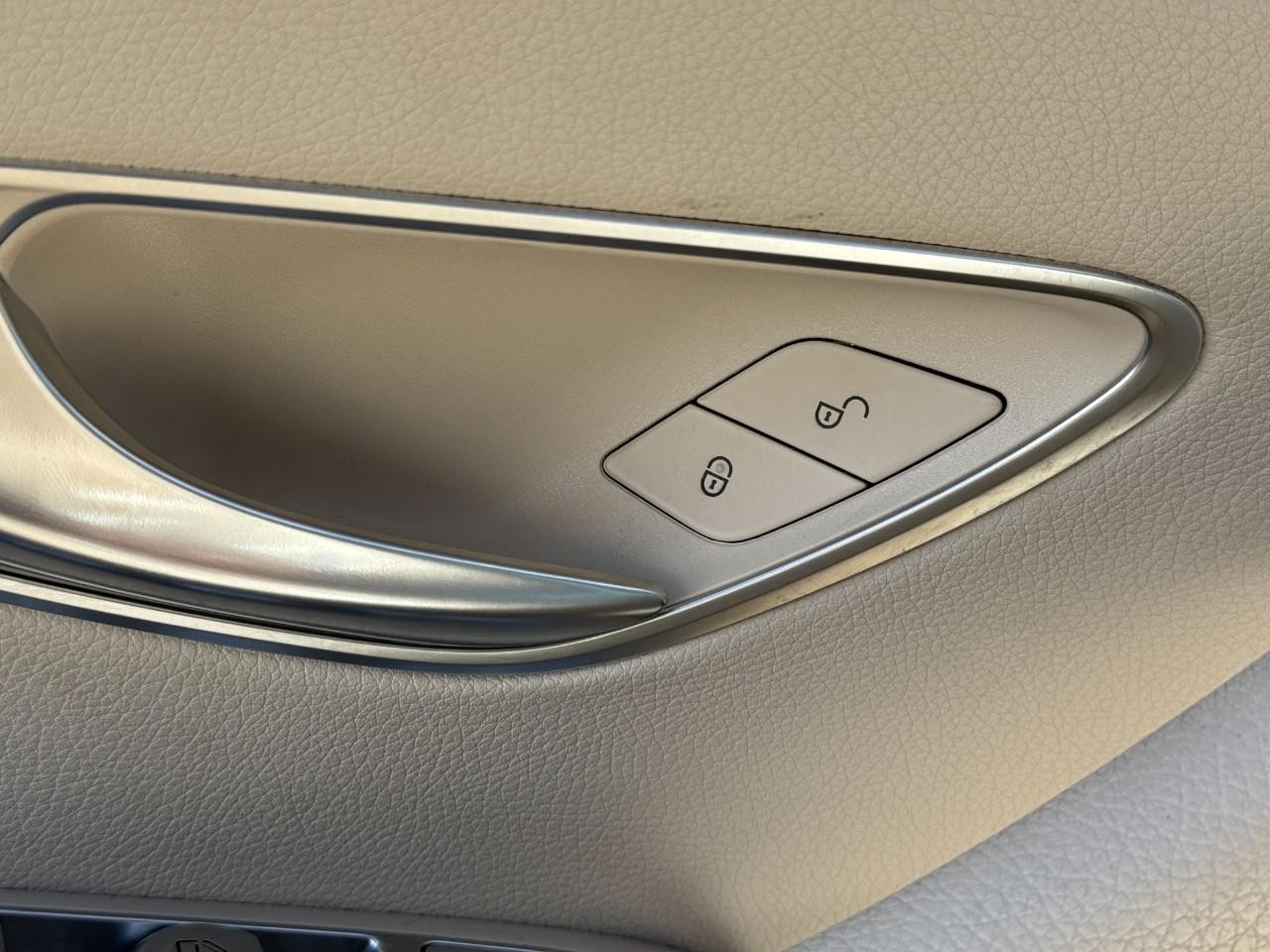 Mercedes-Benz E-Class Vehicle Full-screen Gallery Image 26