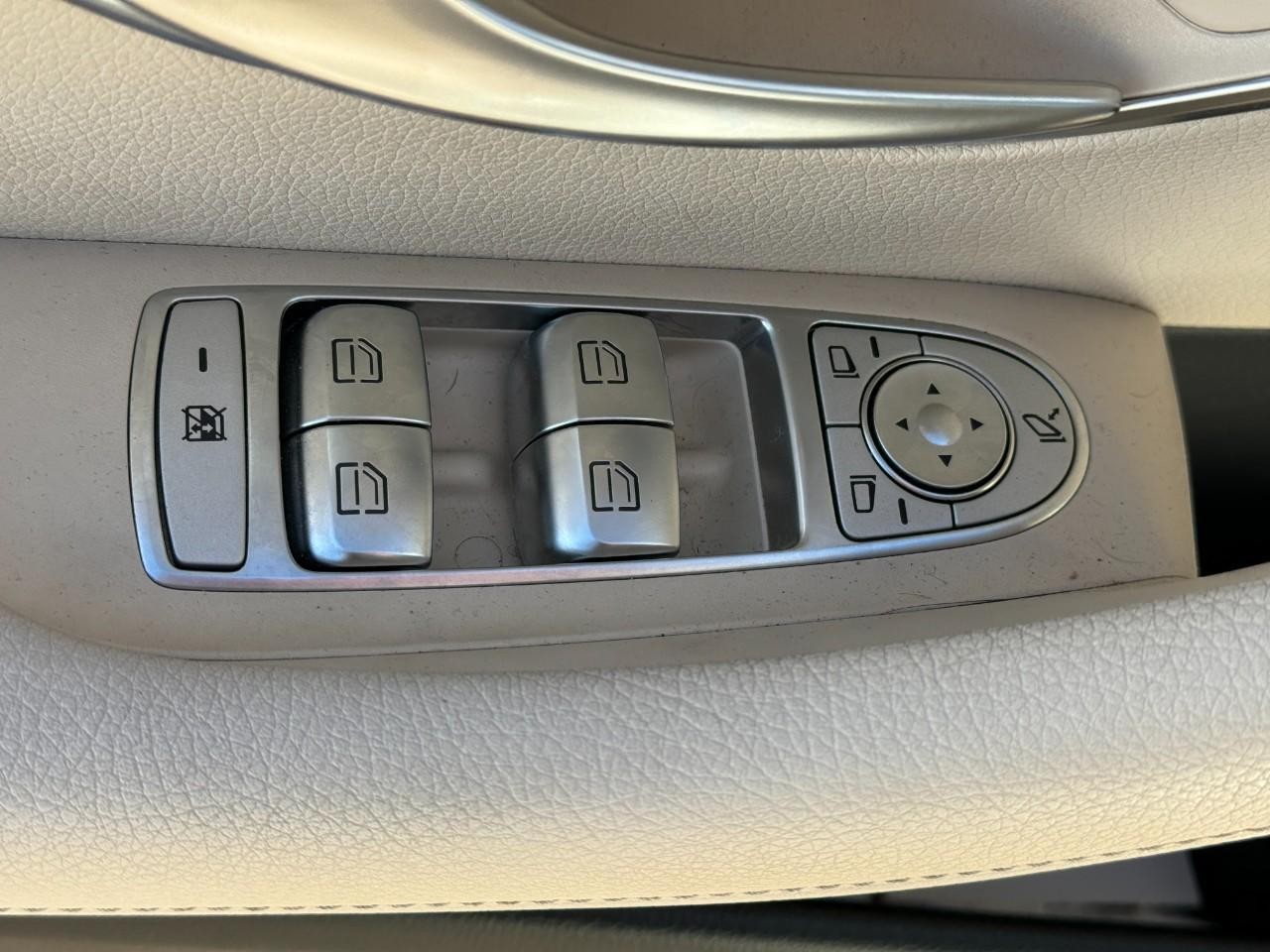 Mercedes-Benz E-Class Vehicle Full-screen Gallery Image 27