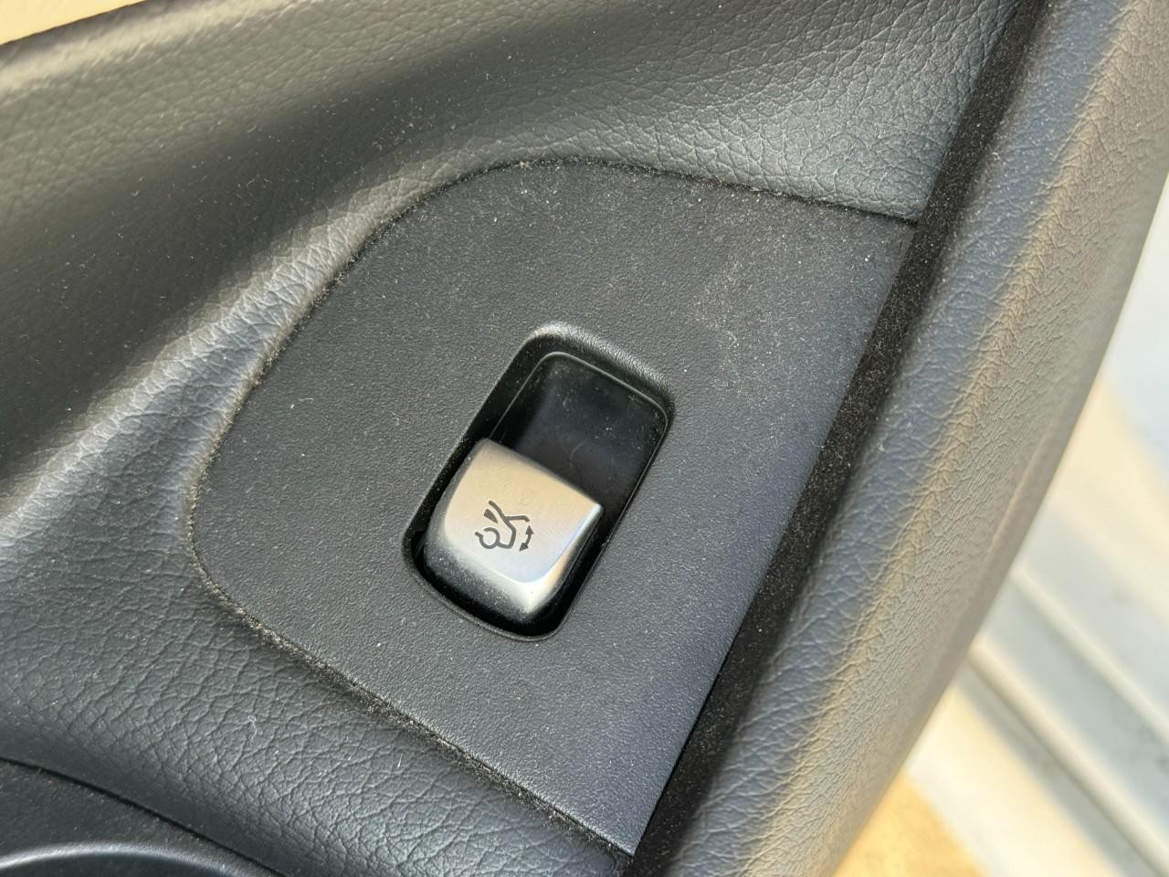 Mercedes-Benz E-Class Vehicle Full-screen Gallery Image 28