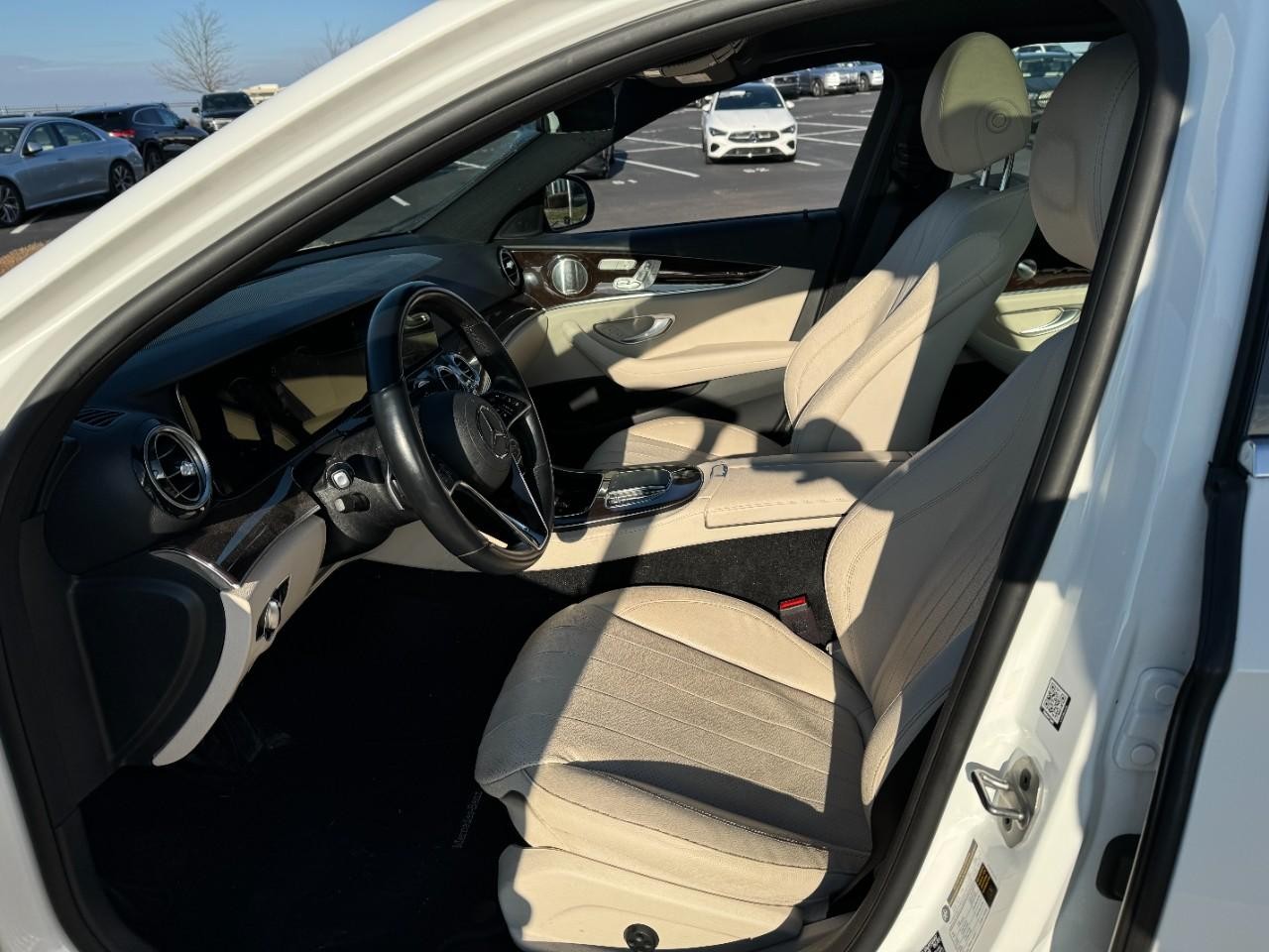 Mercedes-Benz E-Class Vehicle Full-screen Gallery Image 29