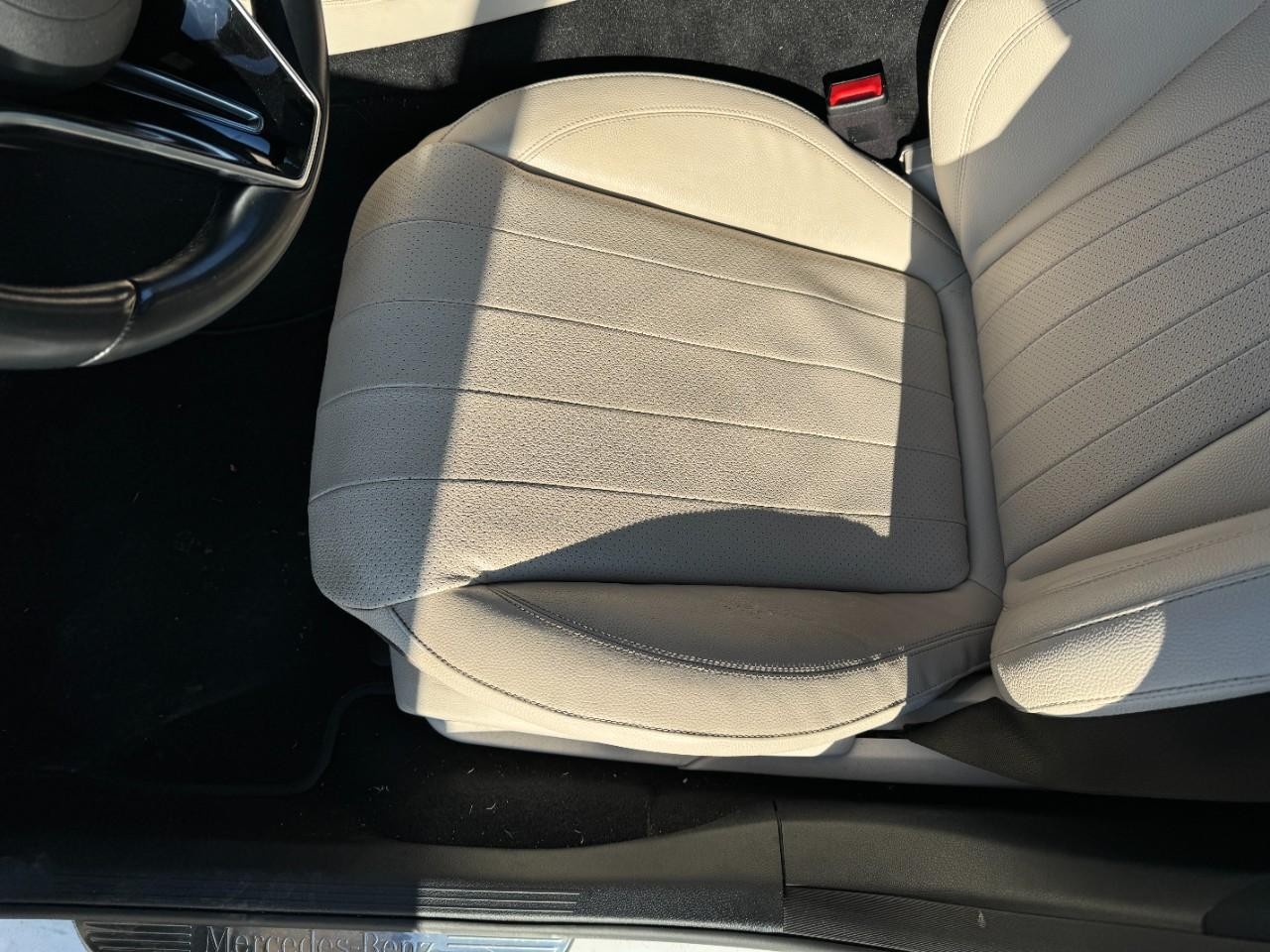 Mercedes-Benz E-Class Vehicle Full-screen Gallery Image 30