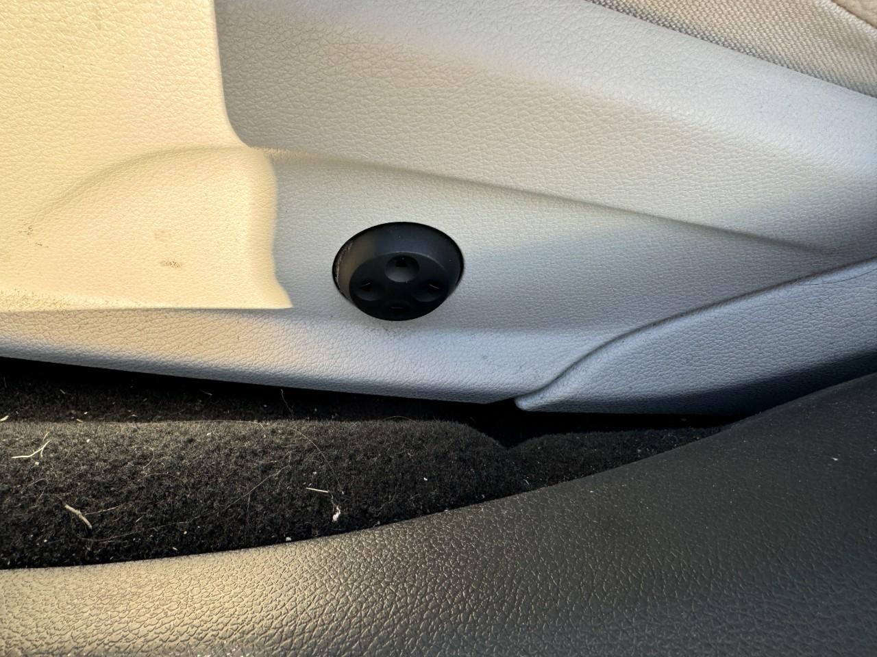 Mercedes-Benz E-Class Vehicle Full-screen Gallery Image 31