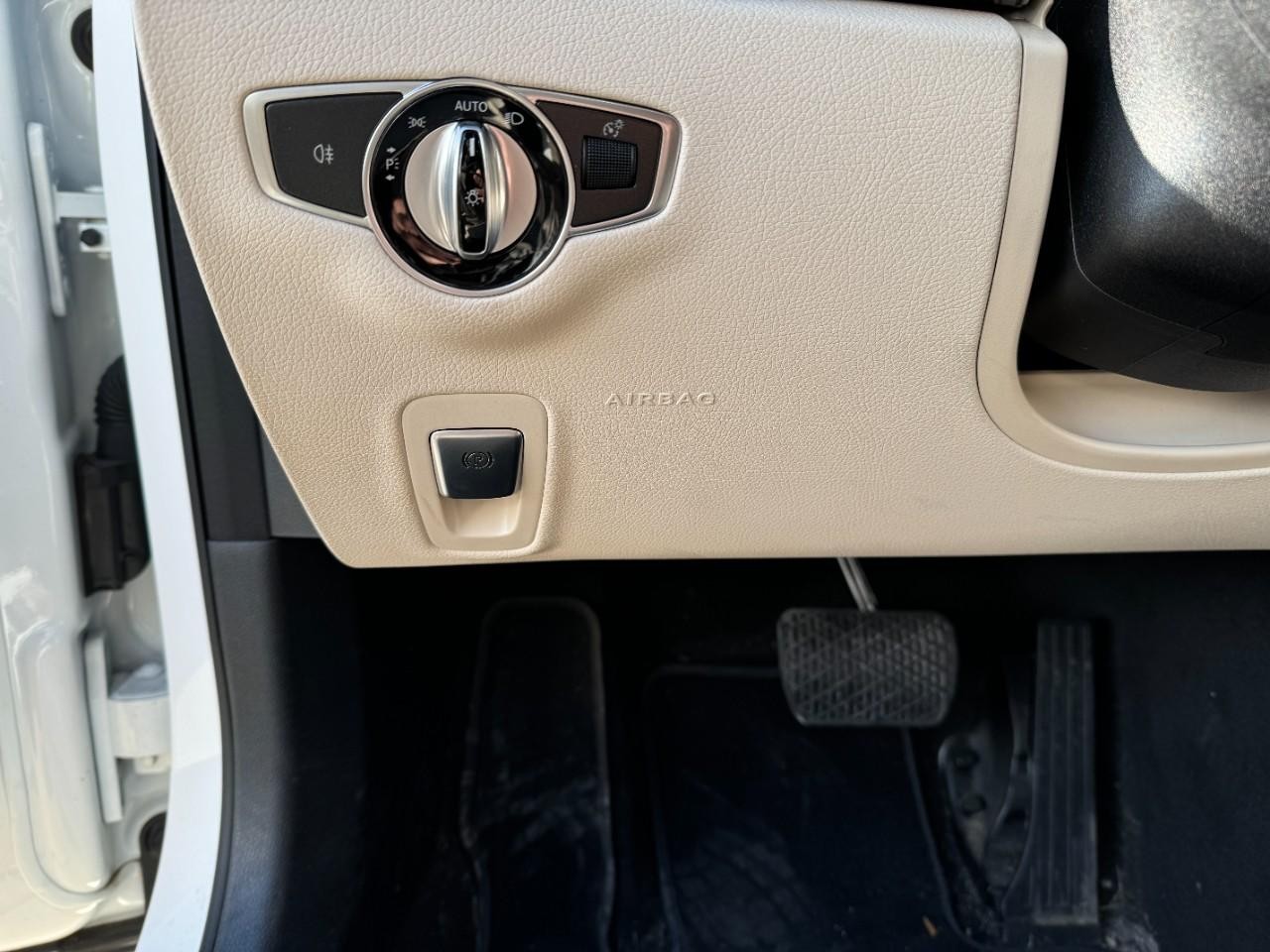 Mercedes-Benz E-Class Vehicle Full-screen Gallery Image 32