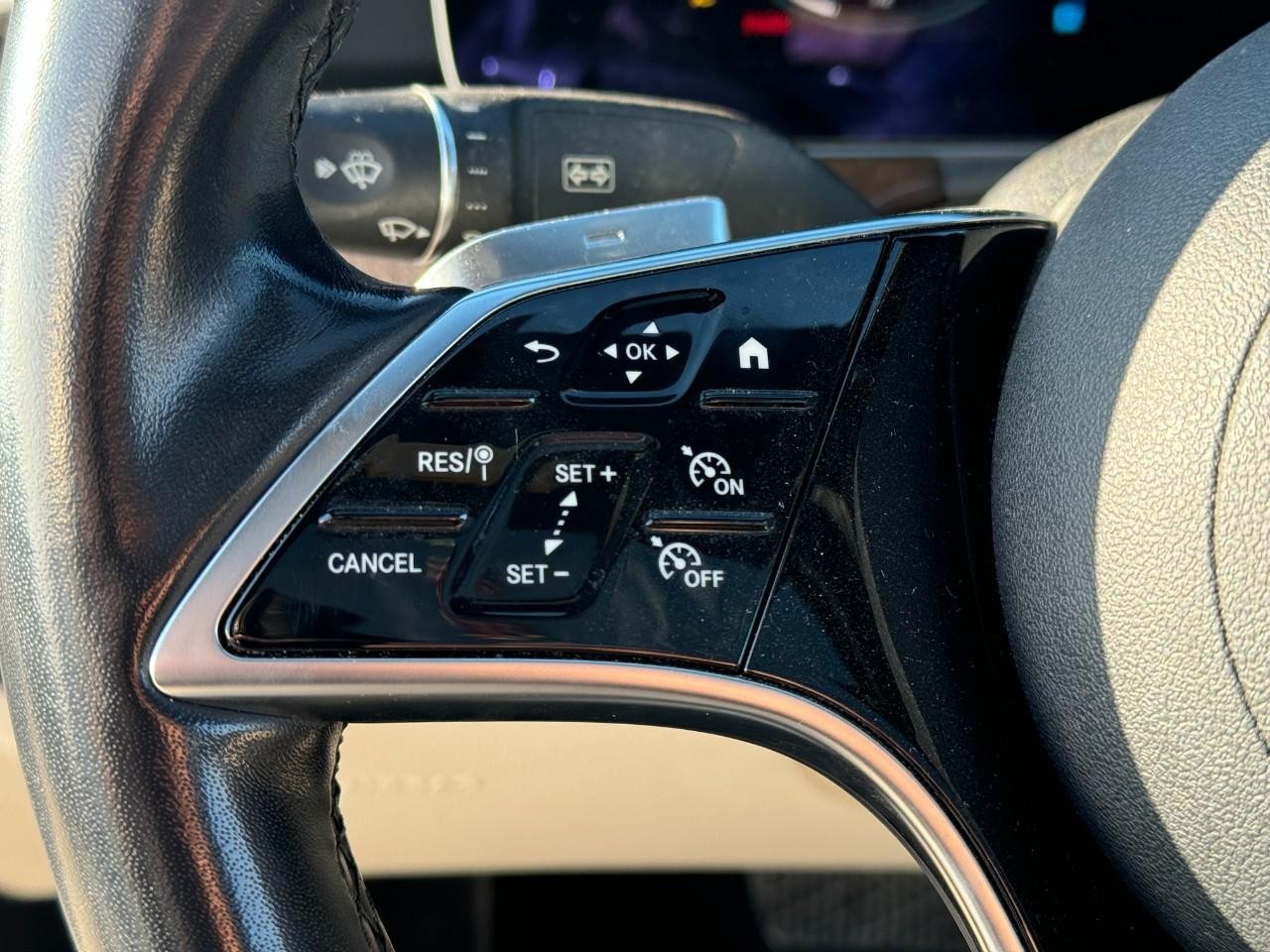 Mercedes-Benz E-Class Vehicle Full-screen Gallery Image 33