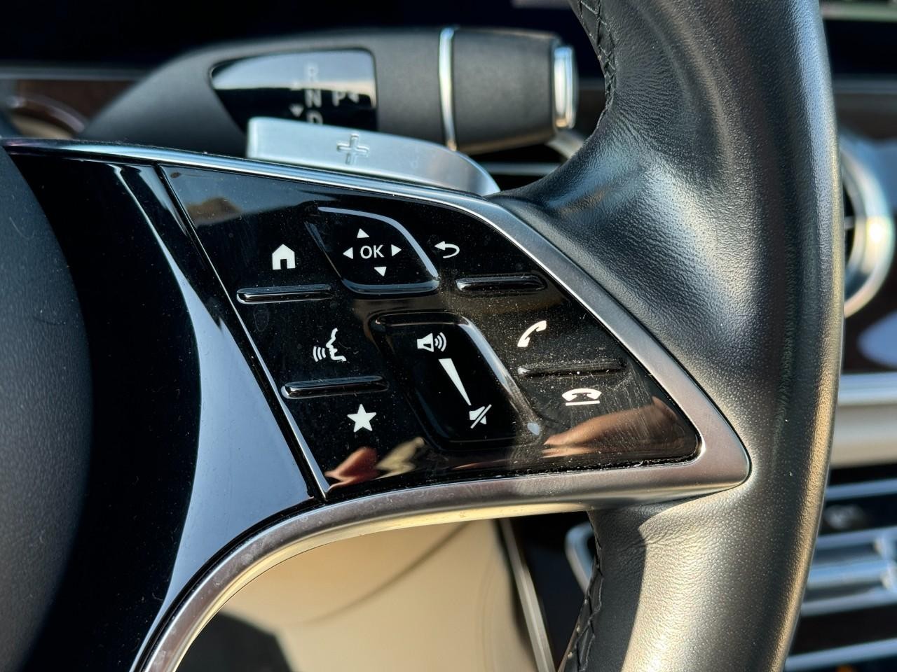 Mercedes-Benz E-Class Vehicle Full-screen Gallery Image 34