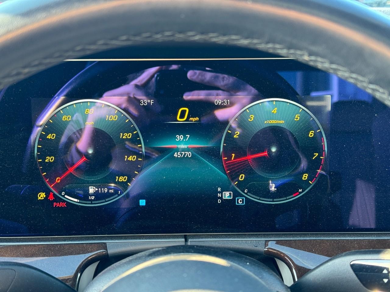 Mercedes-Benz E-Class Vehicle Full-screen Gallery Image 35