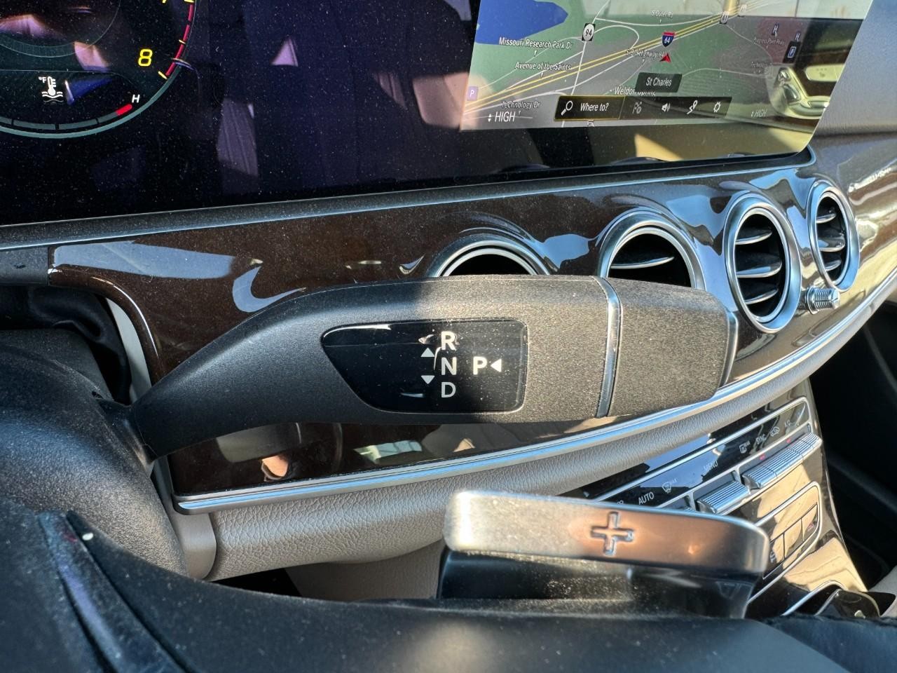 Mercedes-Benz E-Class Vehicle Full-screen Gallery Image 36