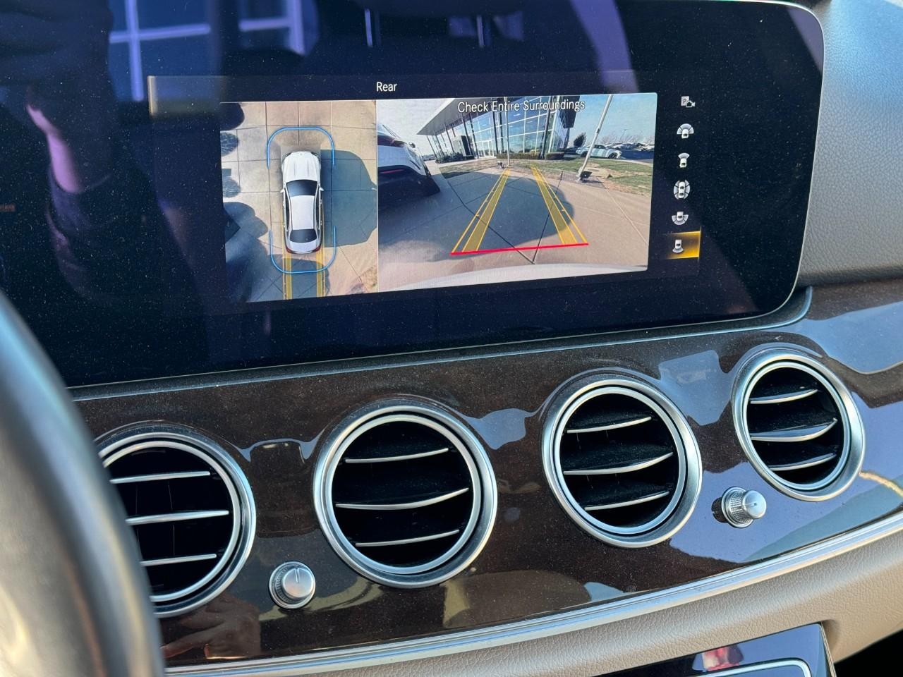 Mercedes-Benz E-Class Vehicle Full-screen Gallery Image 37