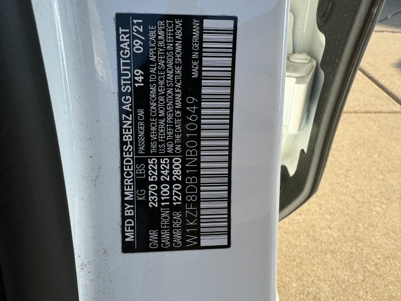 Mercedes-Benz E-Class Vehicle Full-screen Gallery Image 38