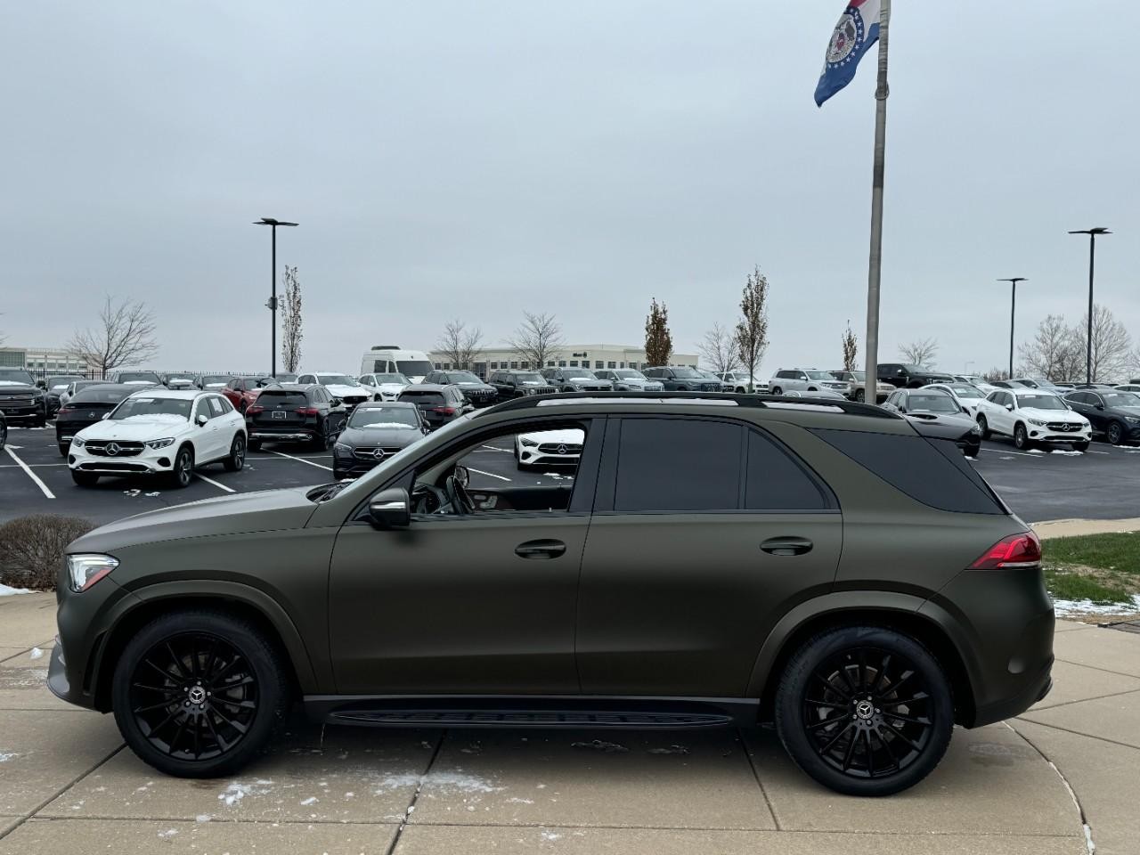 Mercedes-Benz GLE Vehicle Full-screen Gallery Image 2