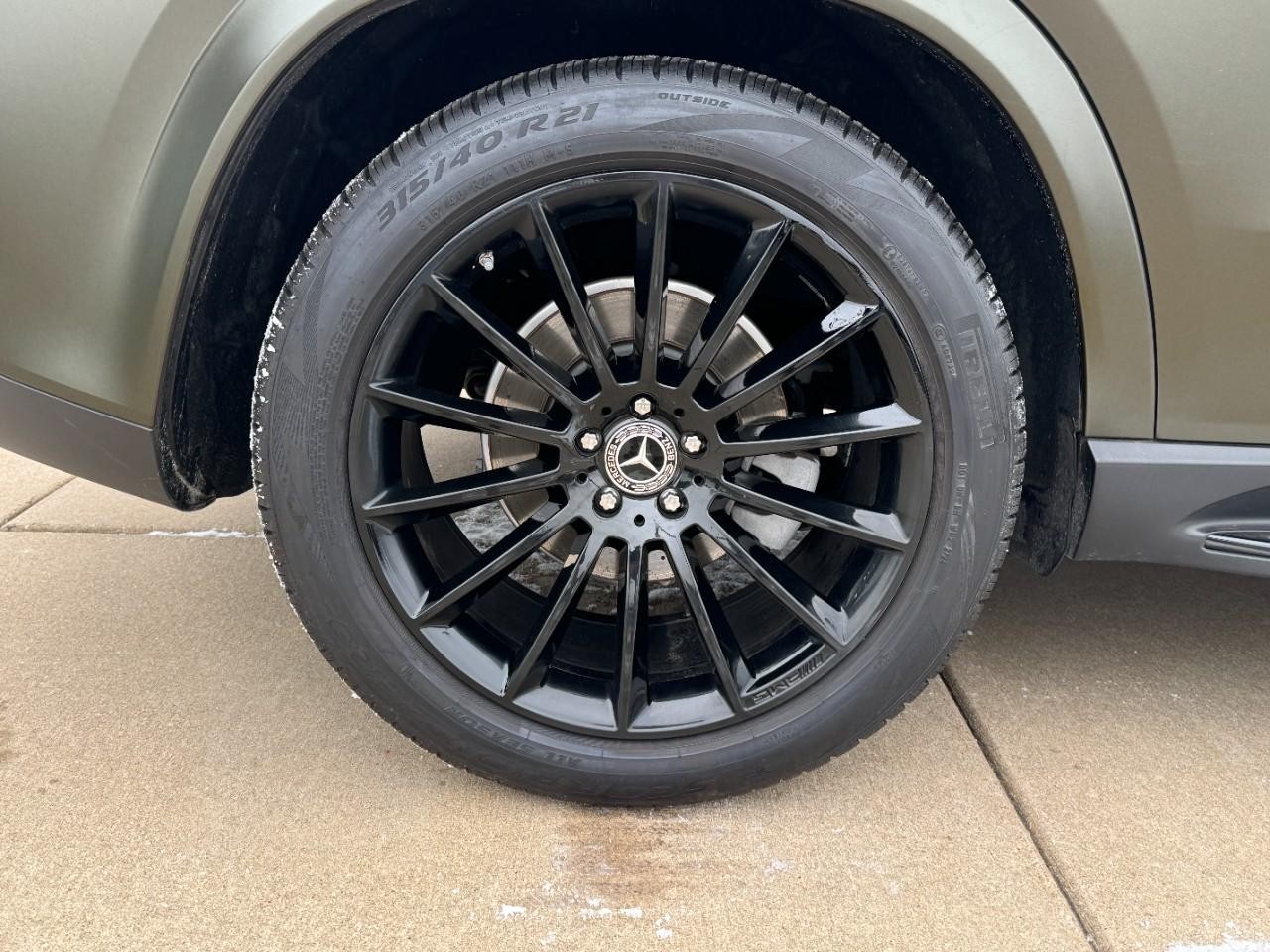 Mercedes-Benz GLE Vehicle Full-screen Gallery Image 5