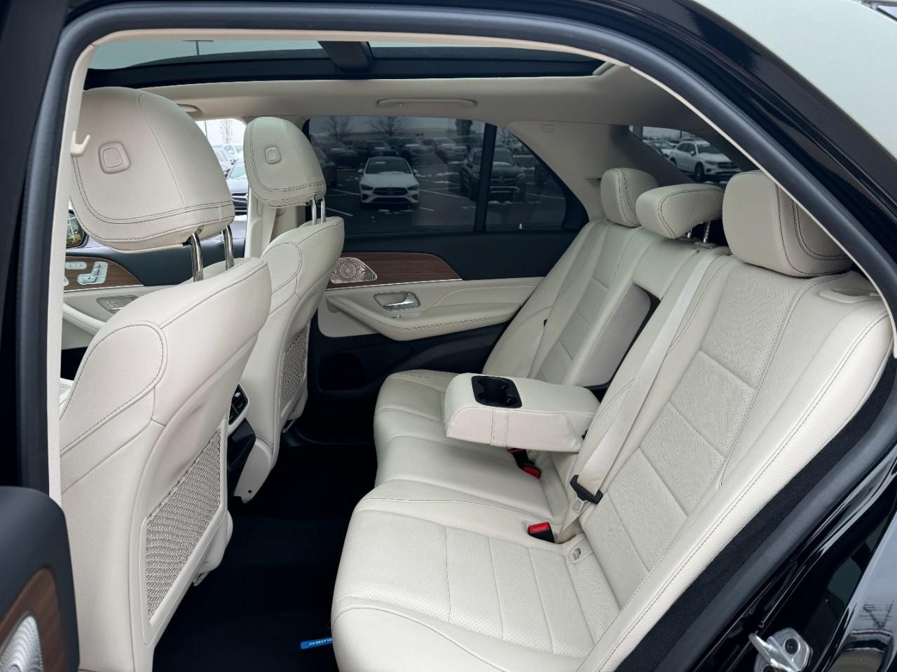 Mercedes-Benz GLE Vehicle Full-screen Gallery Image 8