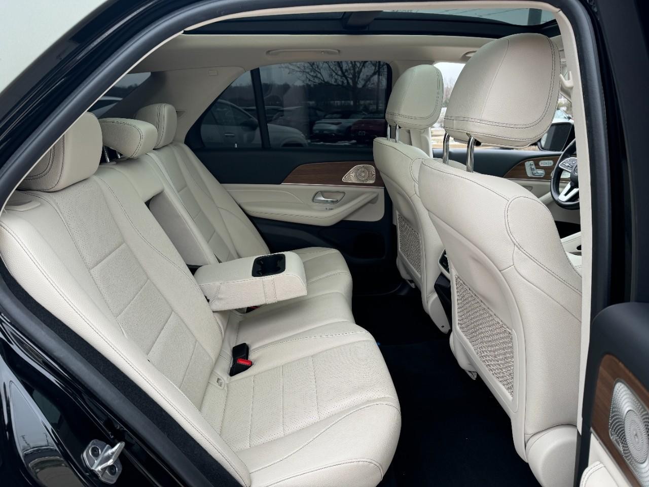 Mercedes-Benz GLE Vehicle Full-screen Gallery Image 10