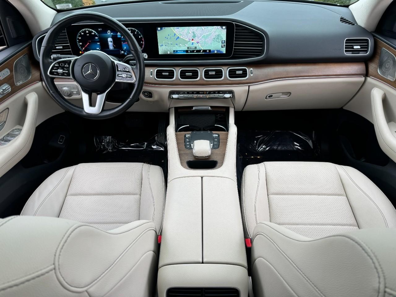 Mercedes-Benz GLE Vehicle Full-screen Gallery Image 12