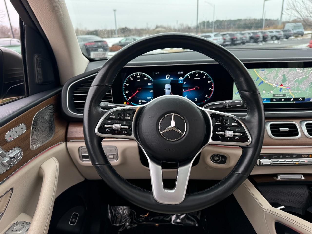 Mercedes-Benz GLE Vehicle Full-screen Gallery Image 13