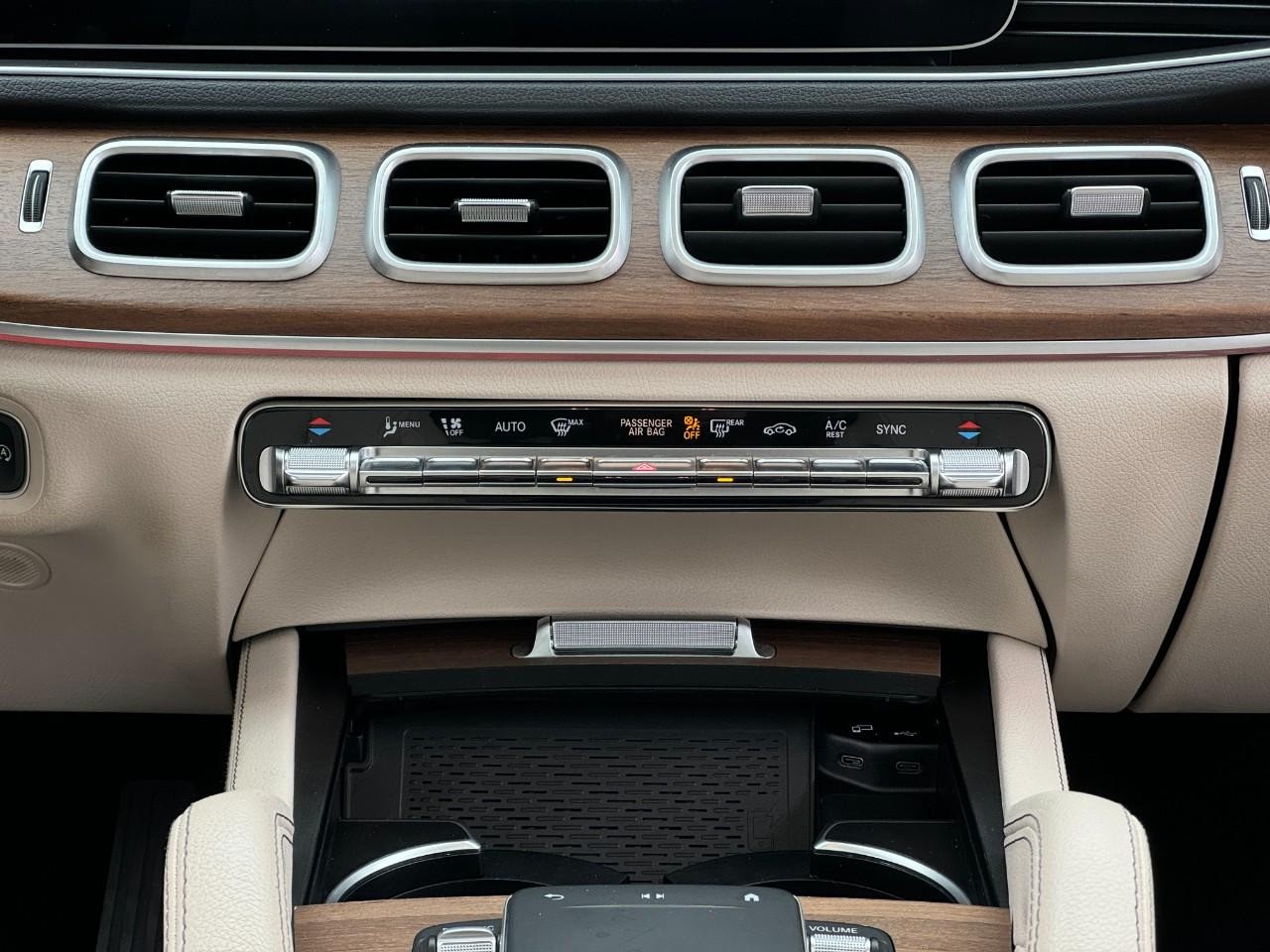 Mercedes-Benz GLE Vehicle Full-screen Gallery Image 15