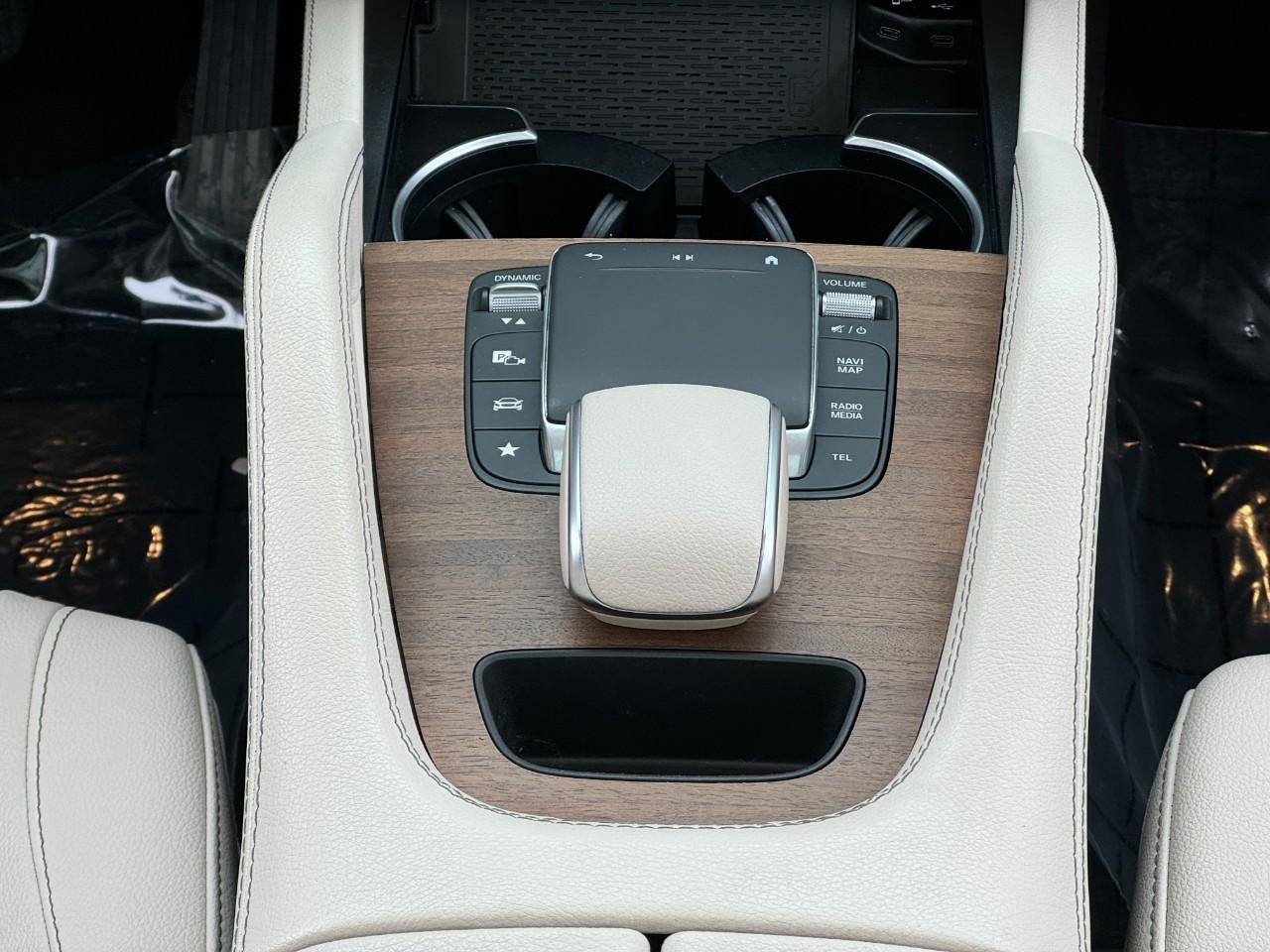 Mercedes-Benz GLE Vehicle Full-screen Gallery Image 16