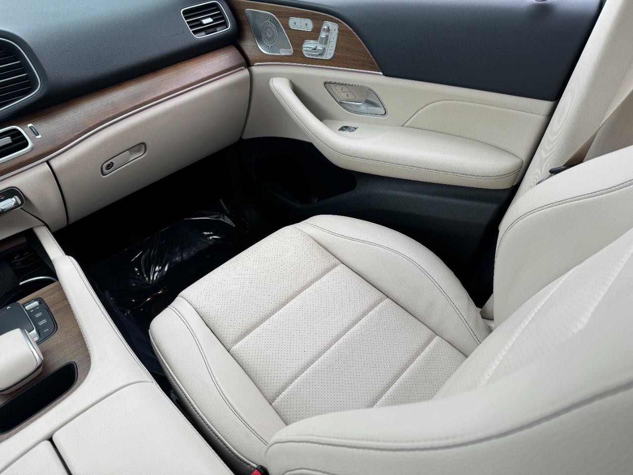 Mercedes-Benz GLE Vehicle Full-screen Gallery Image 17