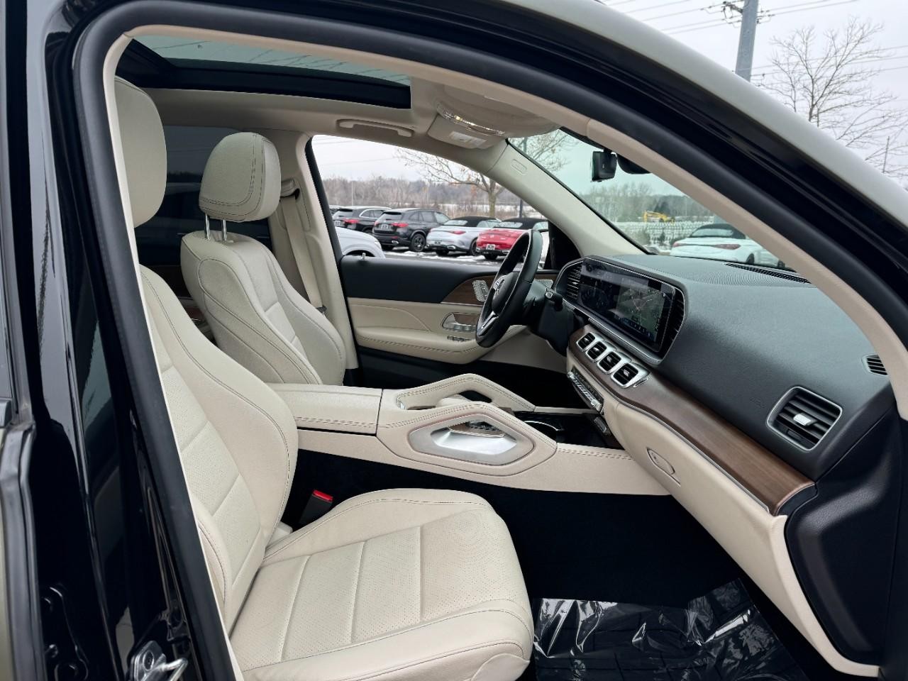 Mercedes-Benz GLE Vehicle Full-screen Gallery Image 18