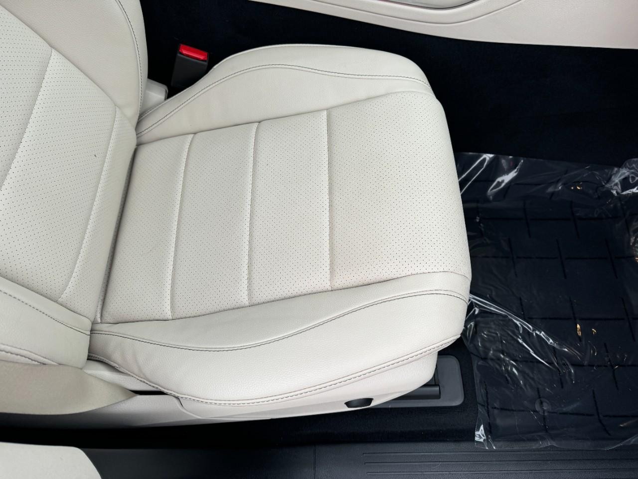 Mercedes-Benz GLE Vehicle Full-screen Gallery Image 19