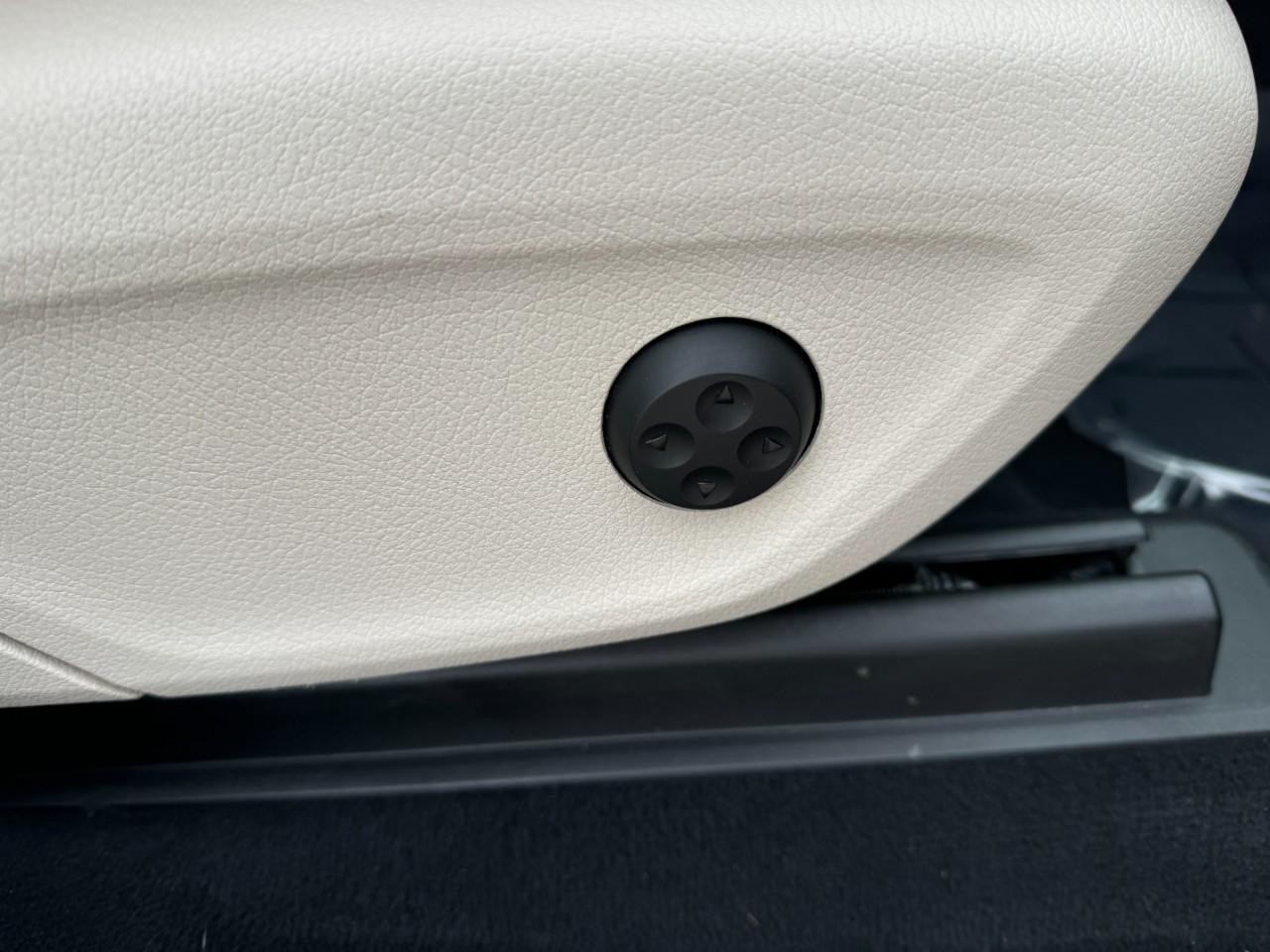 Mercedes-Benz GLE Vehicle Full-screen Gallery Image 20