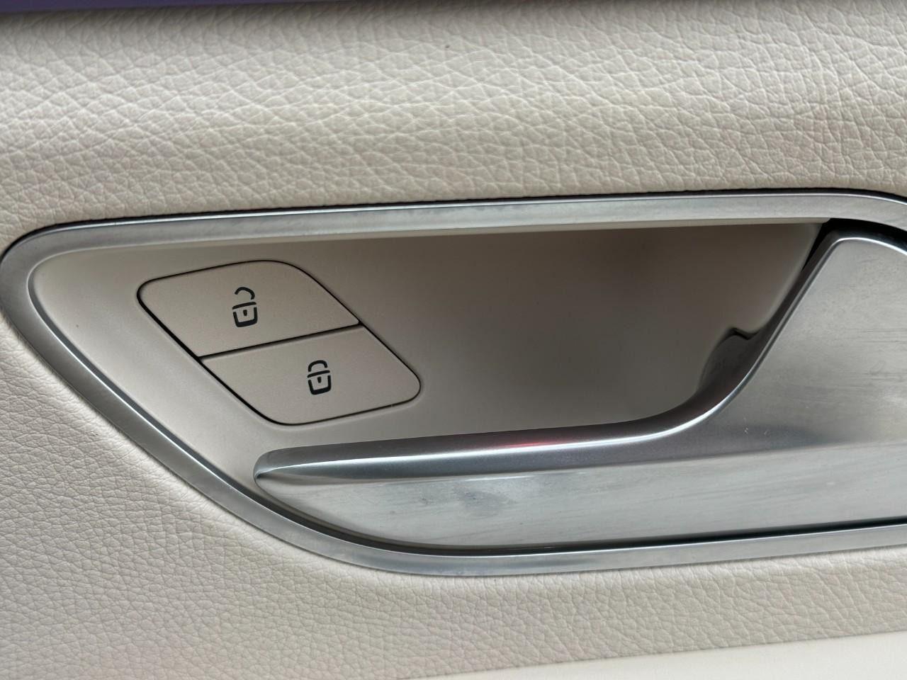 Mercedes-Benz GLE Vehicle Full-screen Gallery Image 22