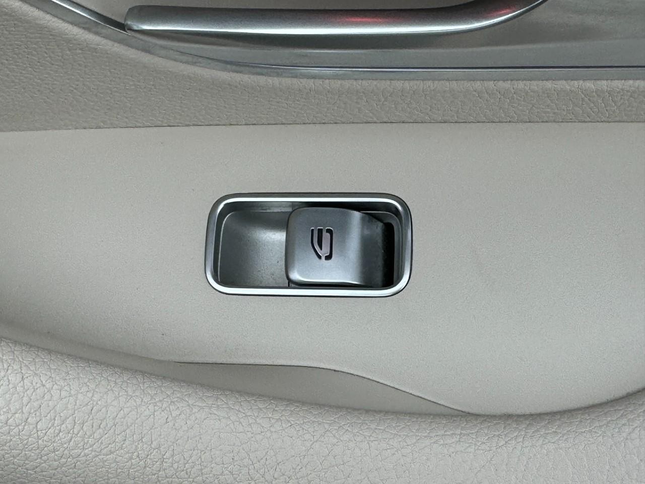 Mercedes-Benz GLE Vehicle Full-screen Gallery Image 23