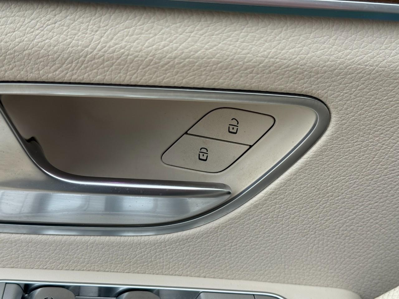 Mercedes-Benz GLE Vehicle Full-screen Gallery Image 26