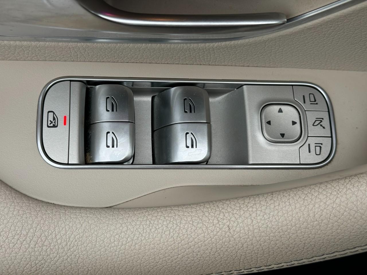 Mercedes-Benz GLE Vehicle Full-screen Gallery Image 27