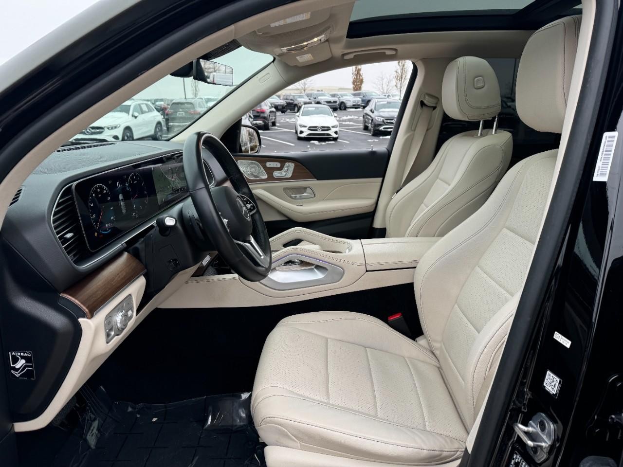 Mercedes-Benz GLE Vehicle Full-screen Gallery Image 29