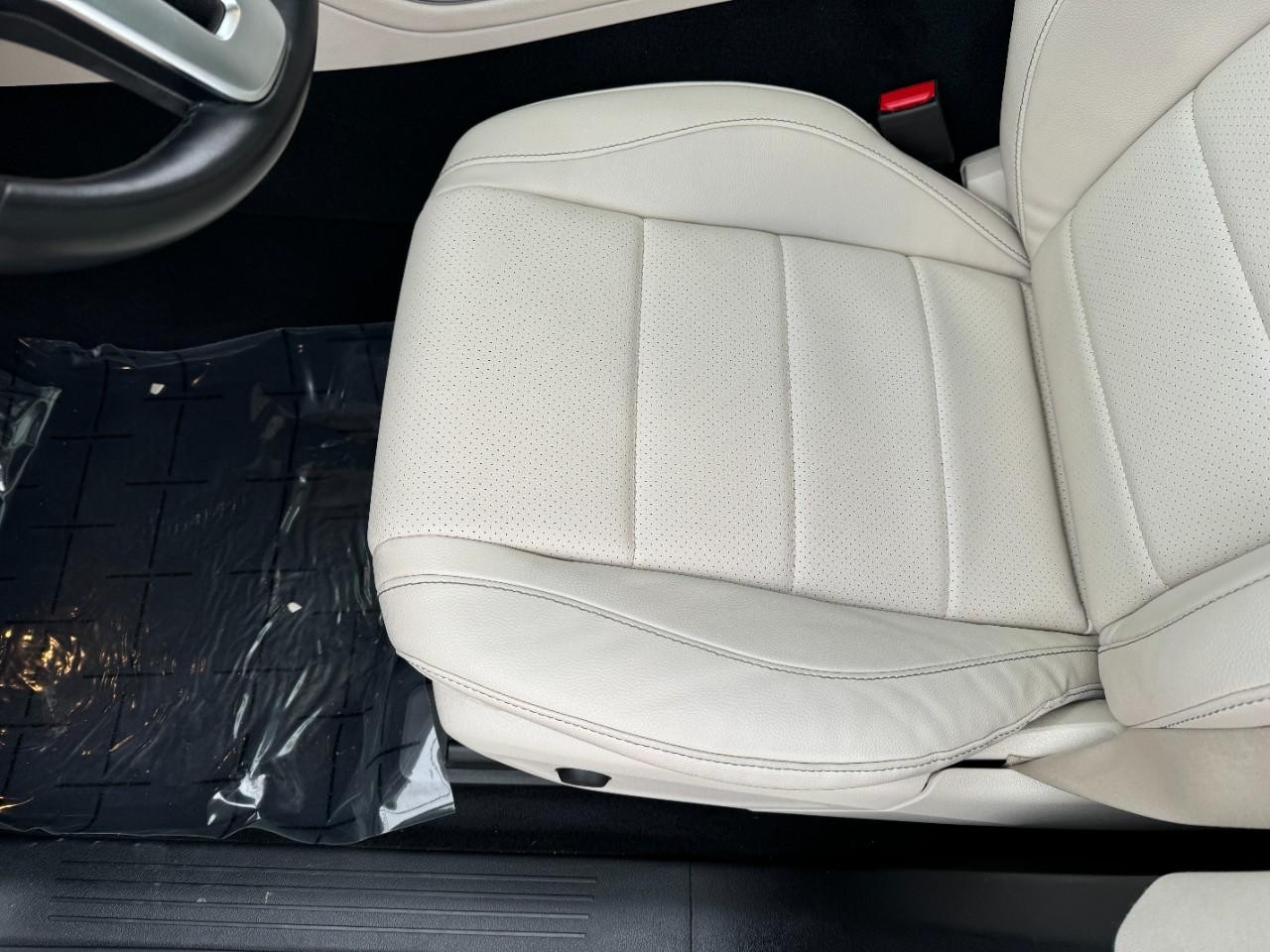 Mercedes-Benz GLE Vehicle Full-screen Gallery Image 30