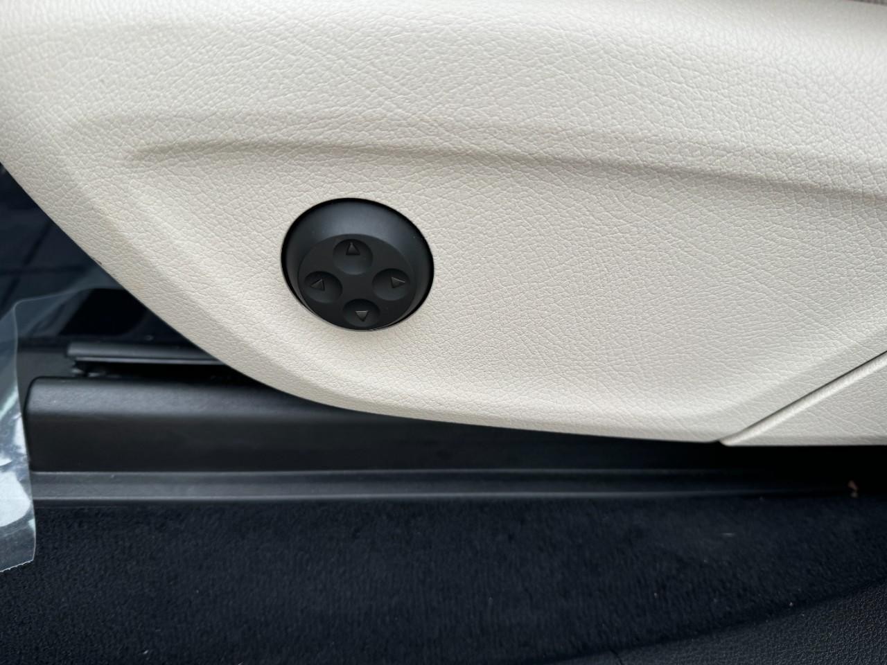 Mercedes-Benz GLE Vehicle Full-screen Gallery Image 31