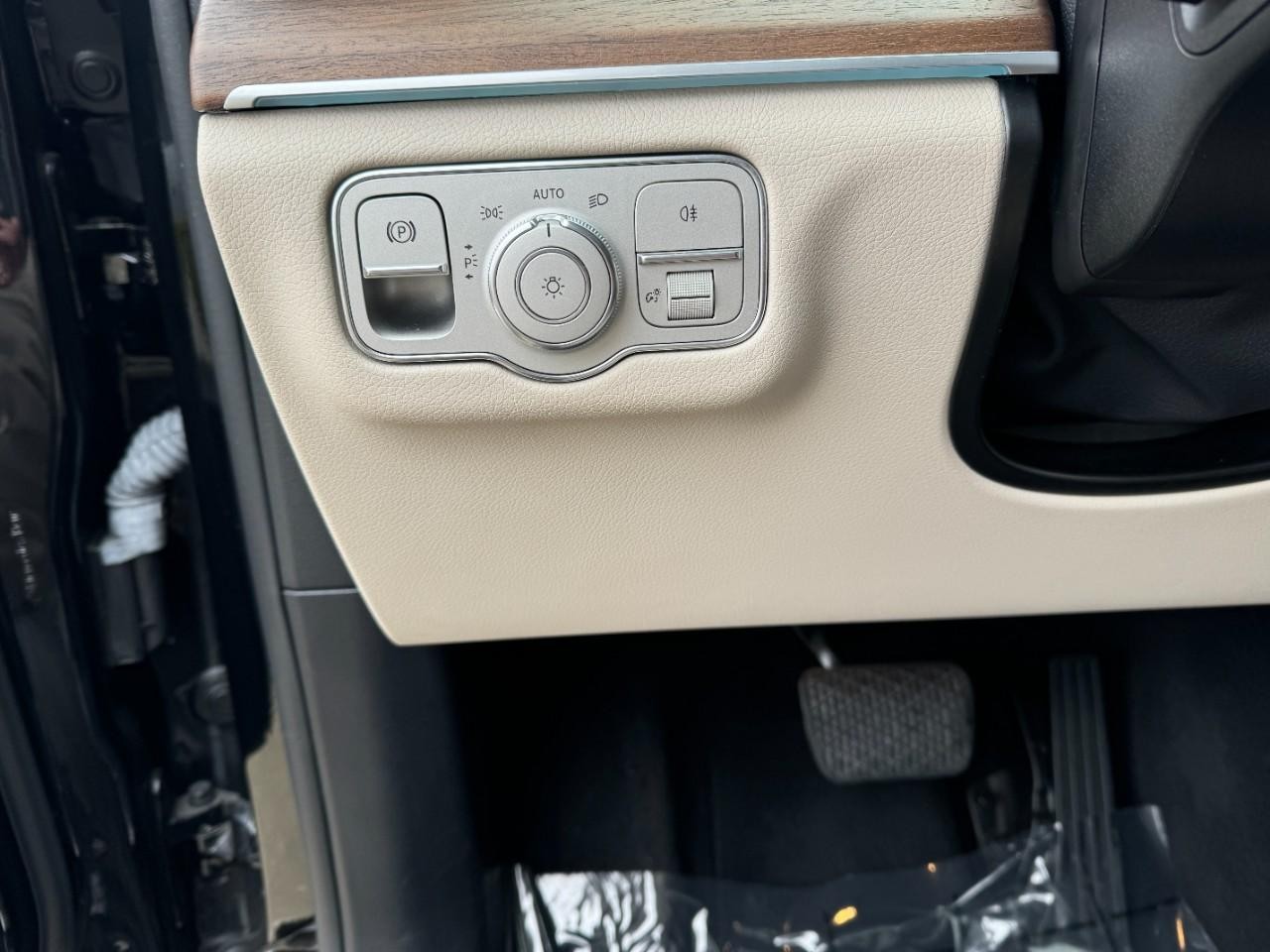 Mercedes-Benz GLE Vehicle Full-screen Gallery Image 32