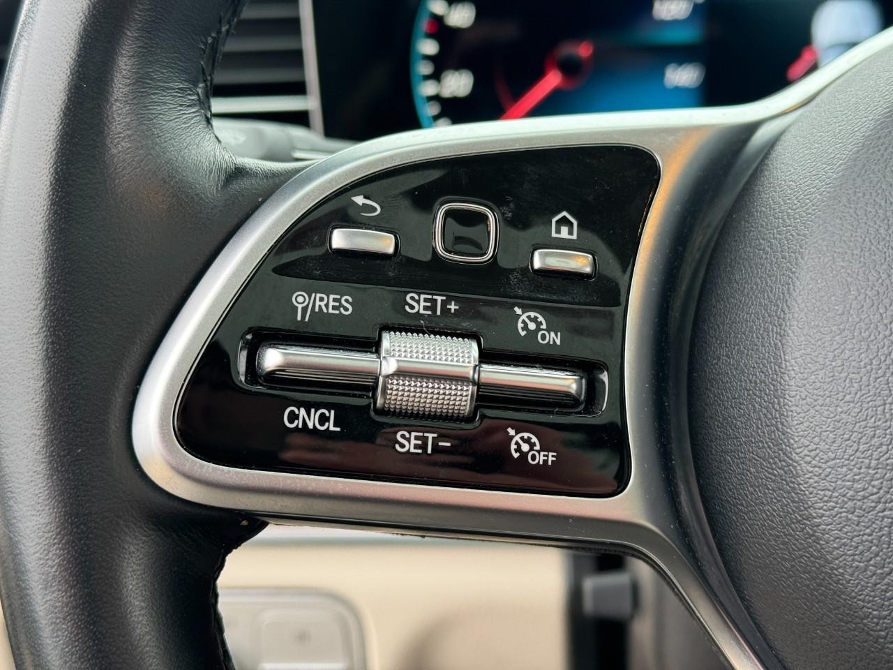 Mercedes-Benz GLE Vehicle Full-screen Gallery Image 33