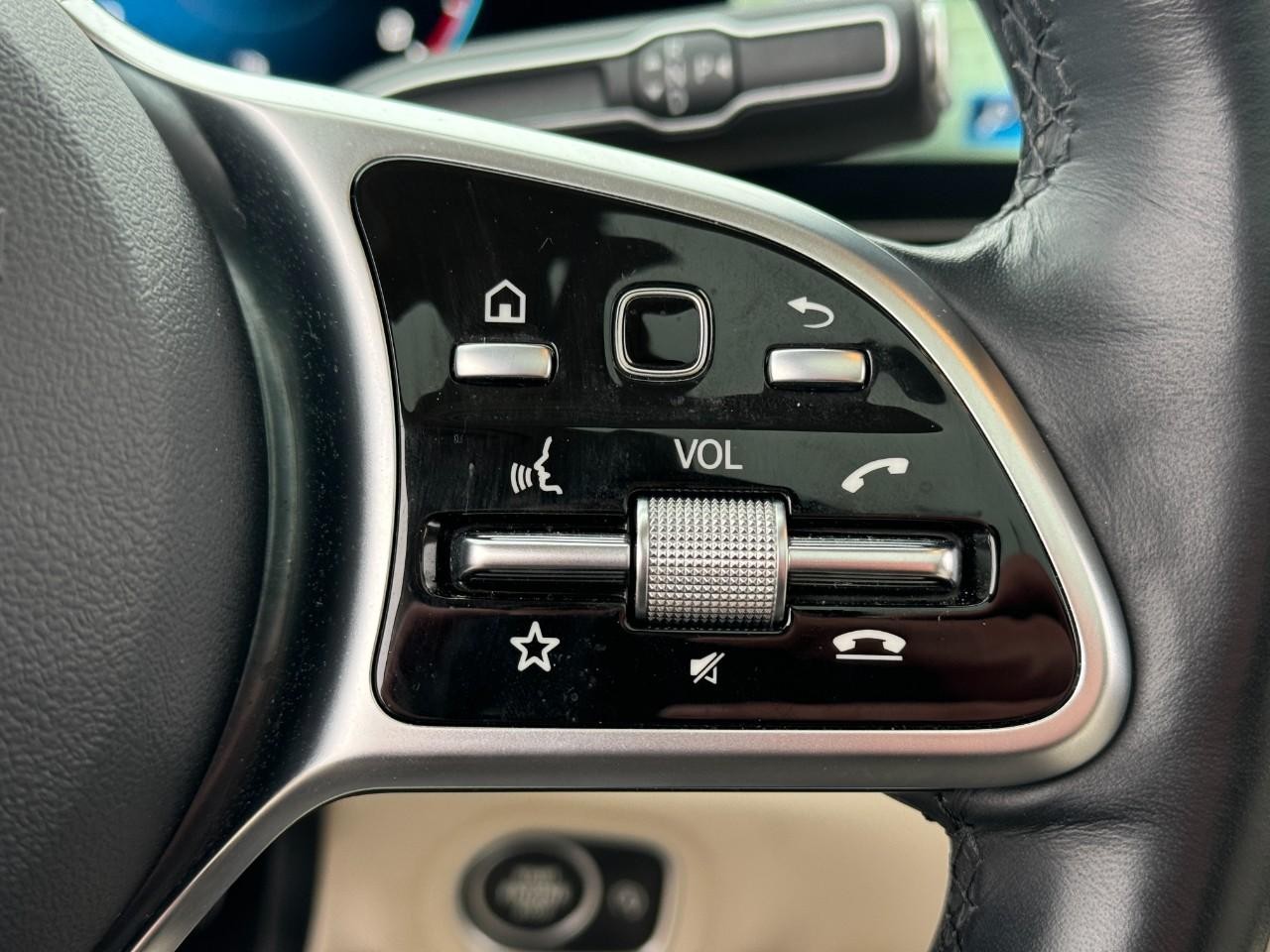 Mercedes-Benz GLE Vehicle Full-screen Gallery Image 34