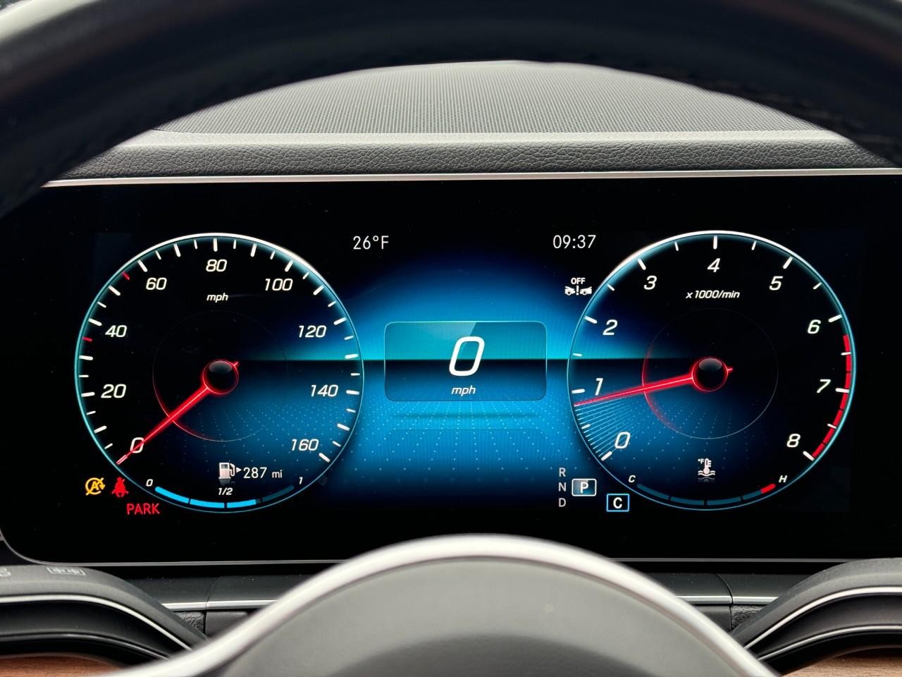 Mercedes-Benz GLE Vehicle Full-screen Gallery Image 35