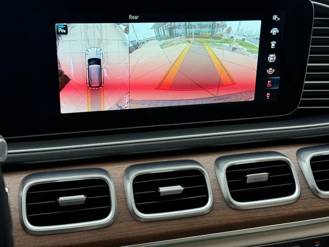 Mercedes-Benz GLE Vehicle Full-screen Gallery Image 37