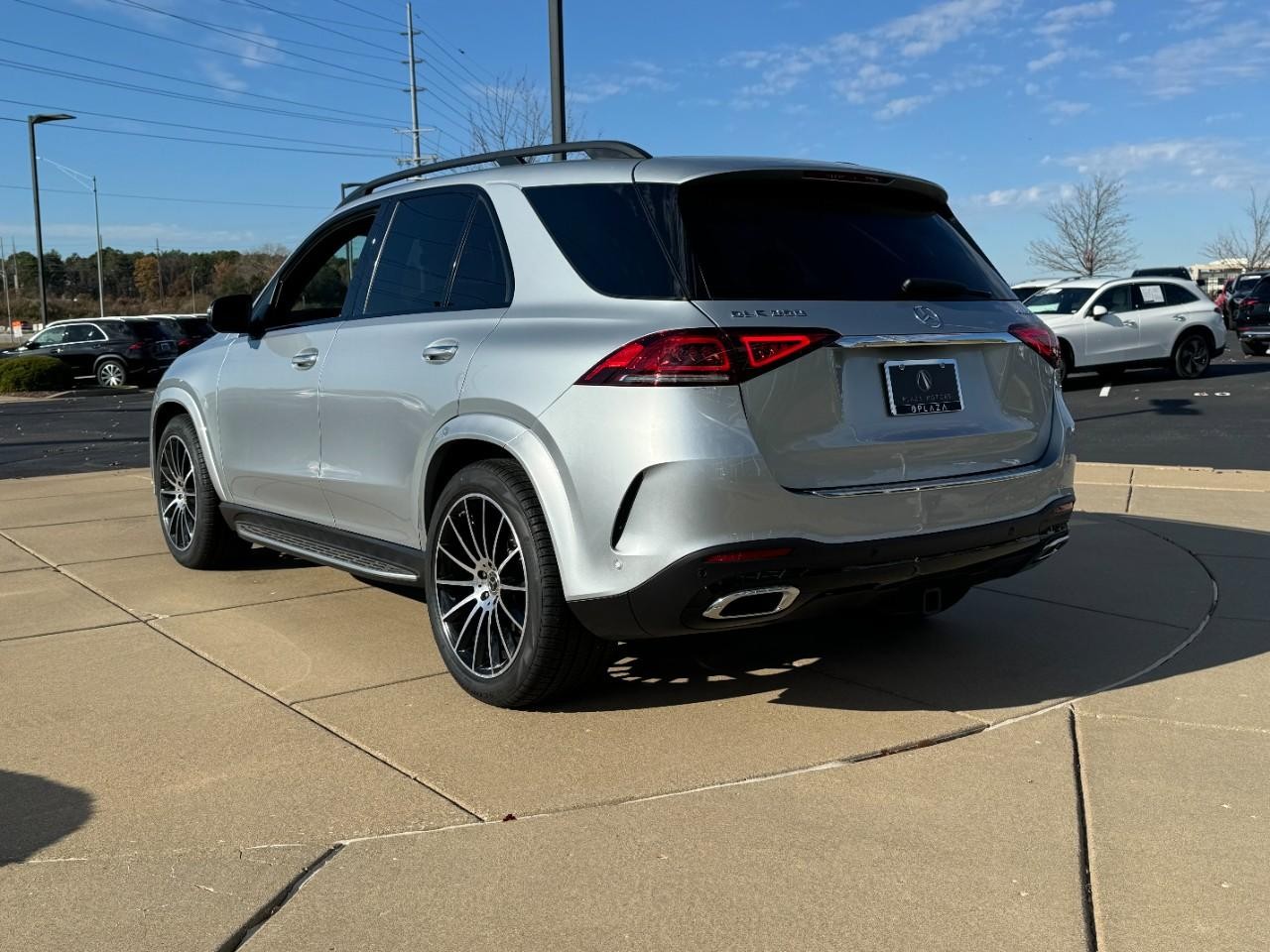 Mercedes-Benz GLE Vehicle Full-screen Gallery Image 3