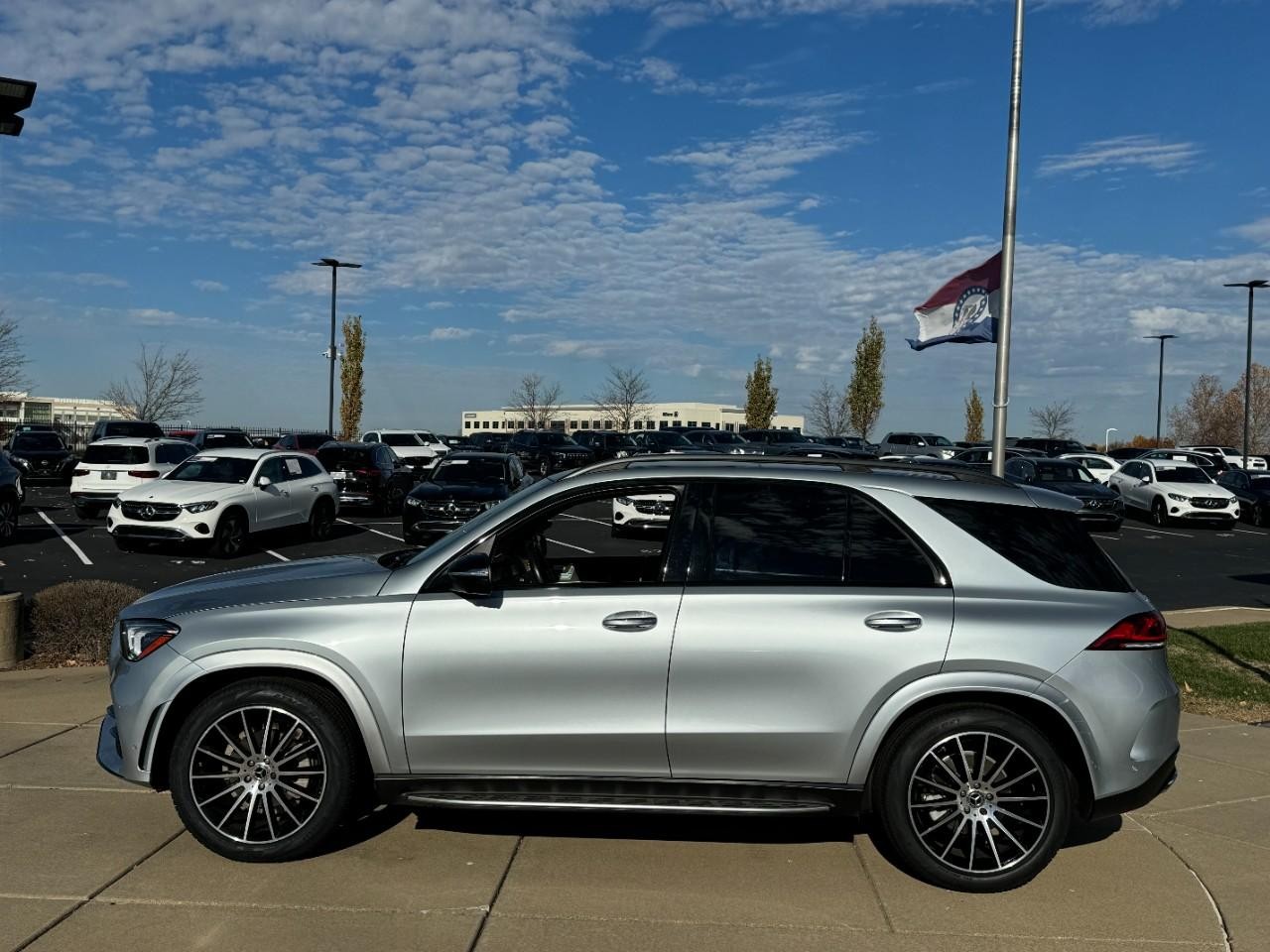Mercedes-Benz GLE Vehicle Full-screen Gallery Image 6