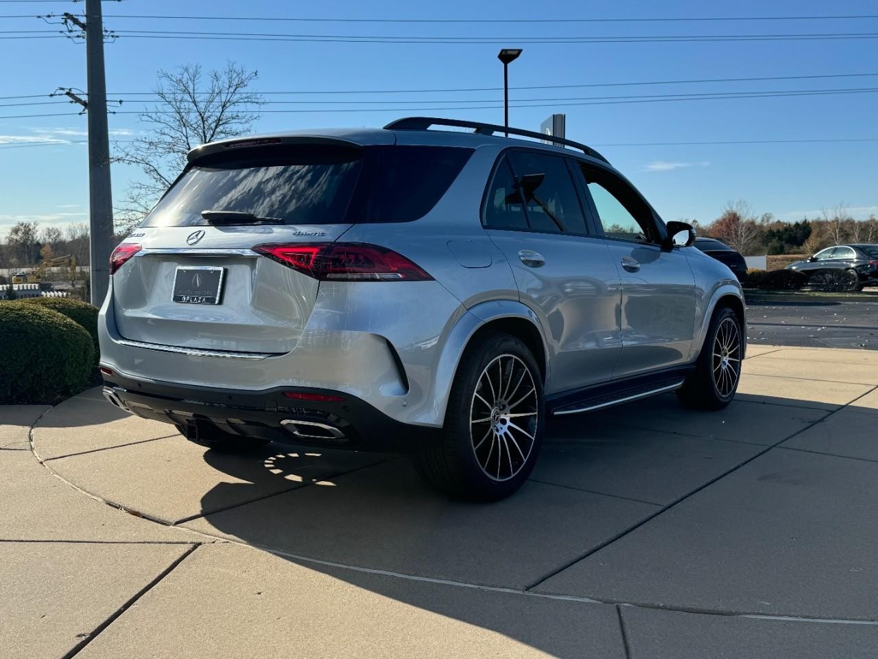 Mercedes-Benz GLE Vehicle Full-screen Gallery Image 8