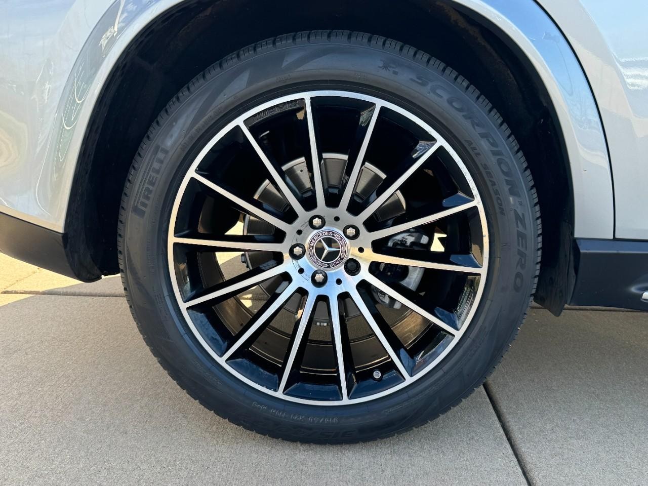 Mercedes-Benz GLE Vehicle Full-screen Gallery Image 9