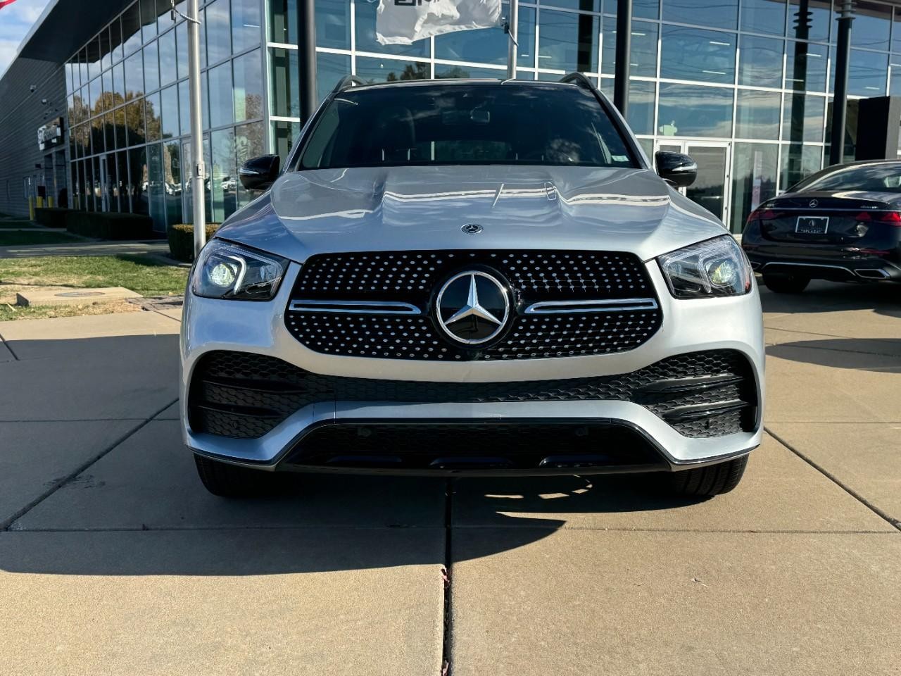 Mercedes-Benz GLE Vehicle Full-screen Gallery Image 11