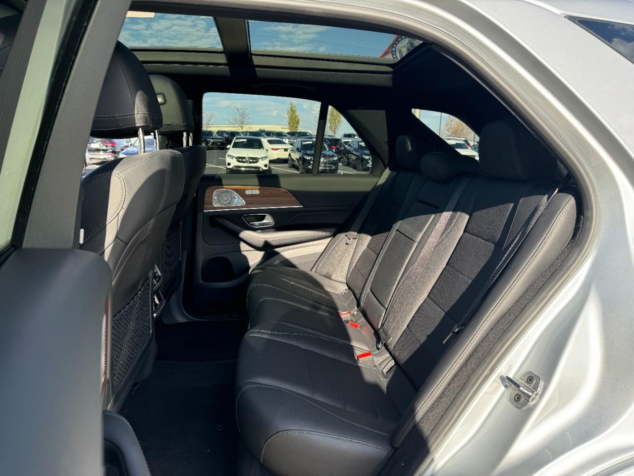 Mercedes-Benz GLE Vehicle Full-screen Gallery Image 12