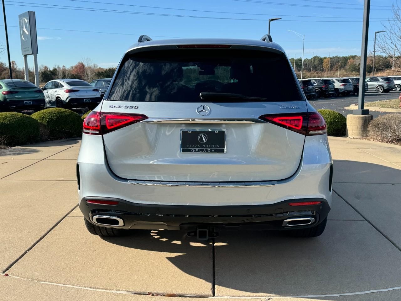 Mercedes-Benz GLE Vehicle Full-screen Gallery Image 13