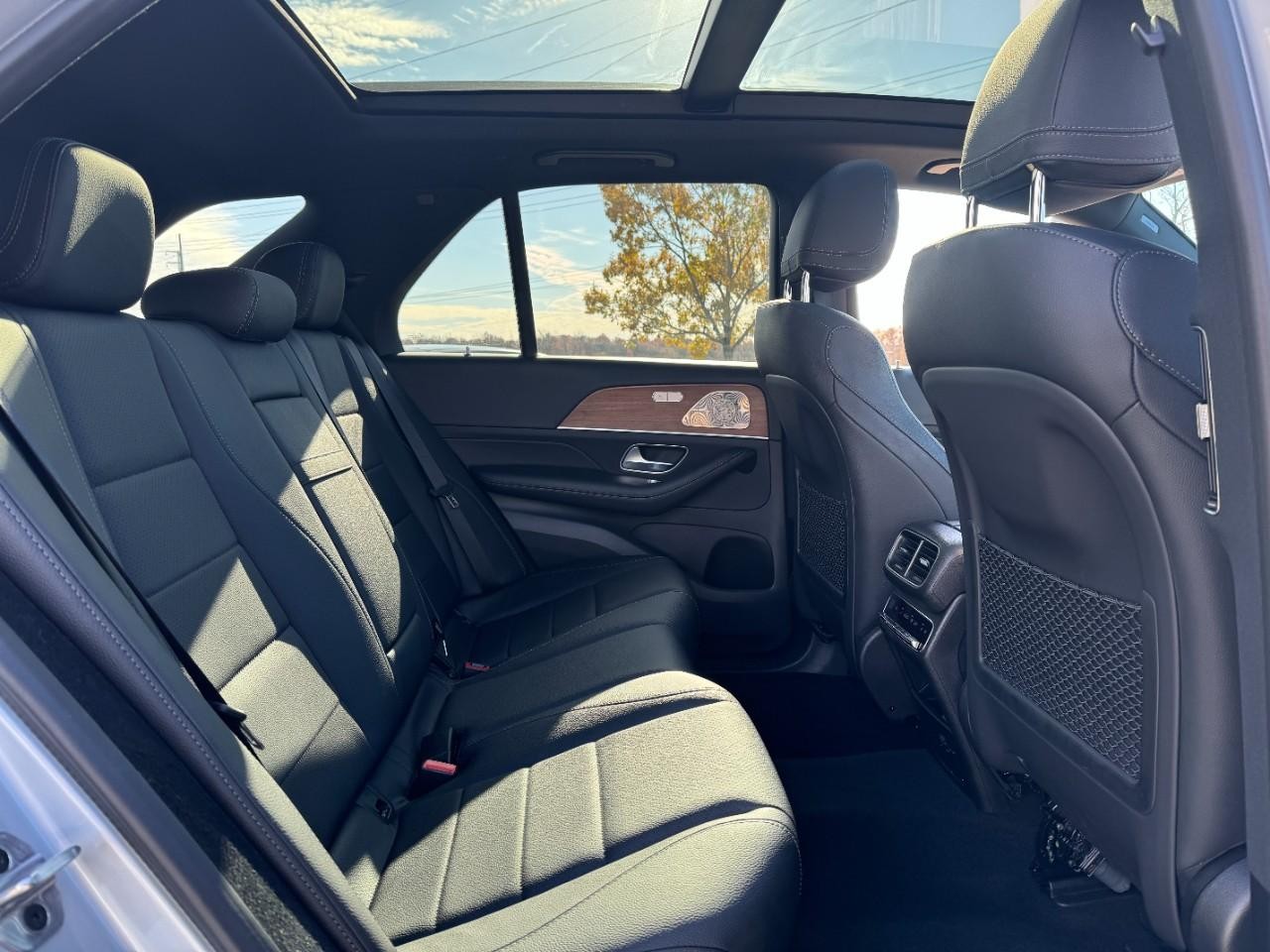 Mercedes-Benz GLE Vehicle Full-screen Gallery Image 14