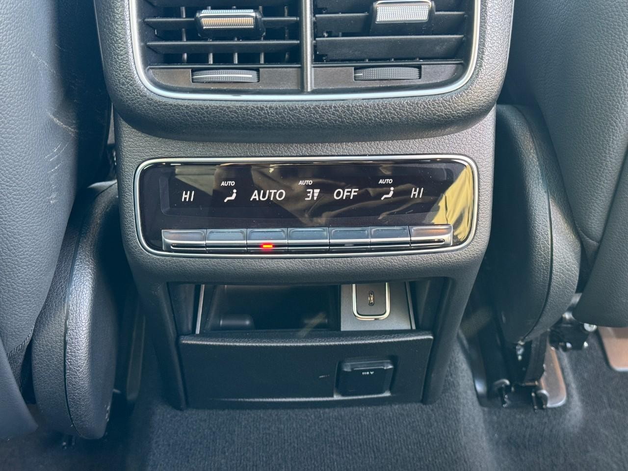 Mercedes-Benz GLE Vehicle Full-screen Gallery Image 15