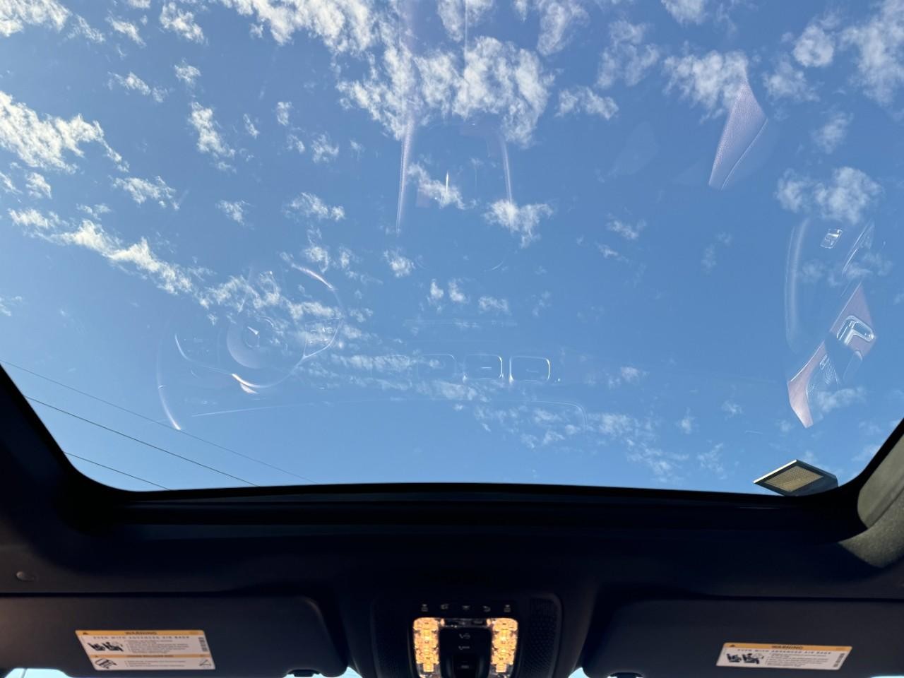 Mercedes-Benz GLE Vehicle Full-screen Gallery Image 16