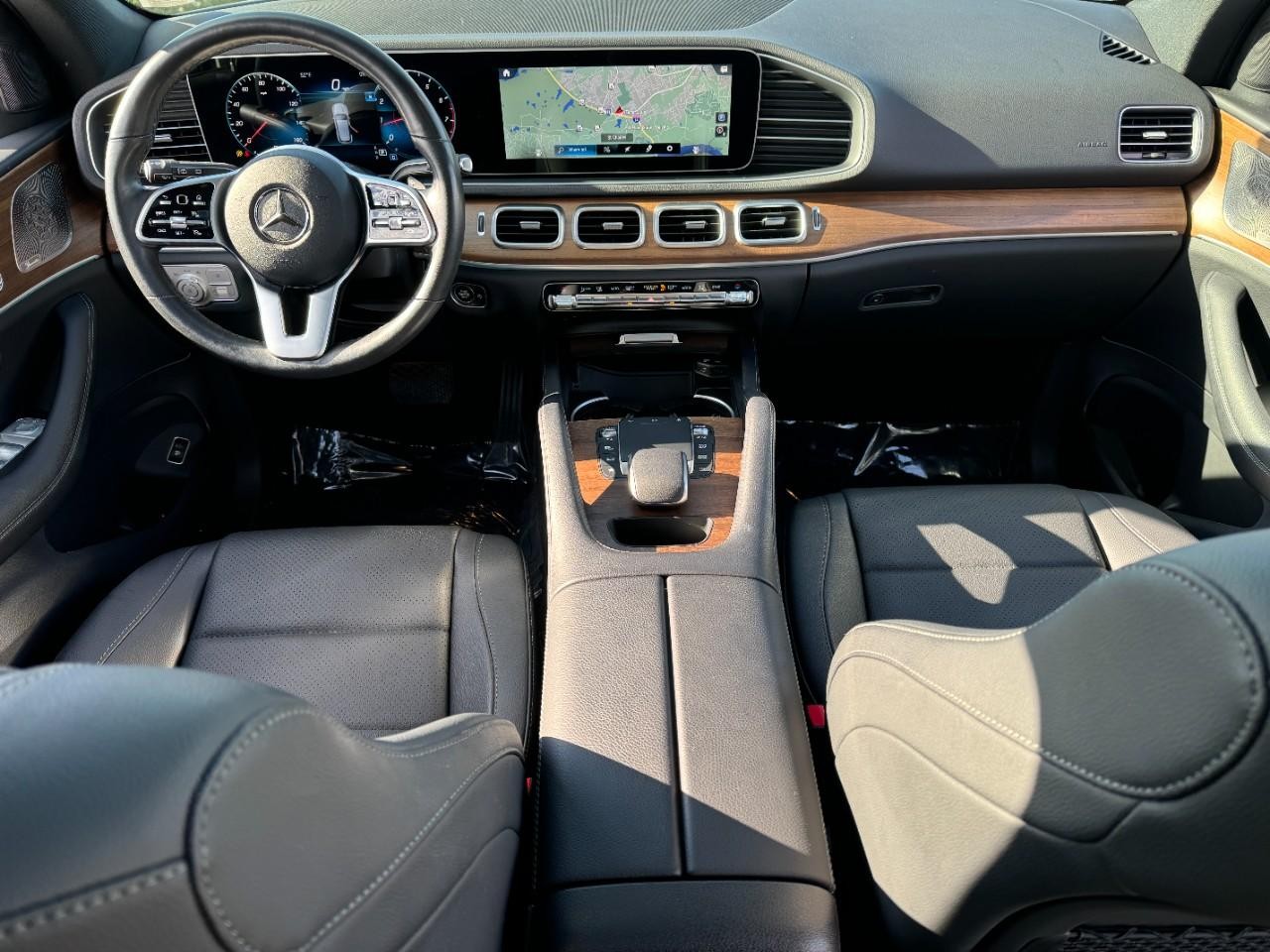 Mercedes-Benz GLE Vehicle Full-screen Gallery Image 17
