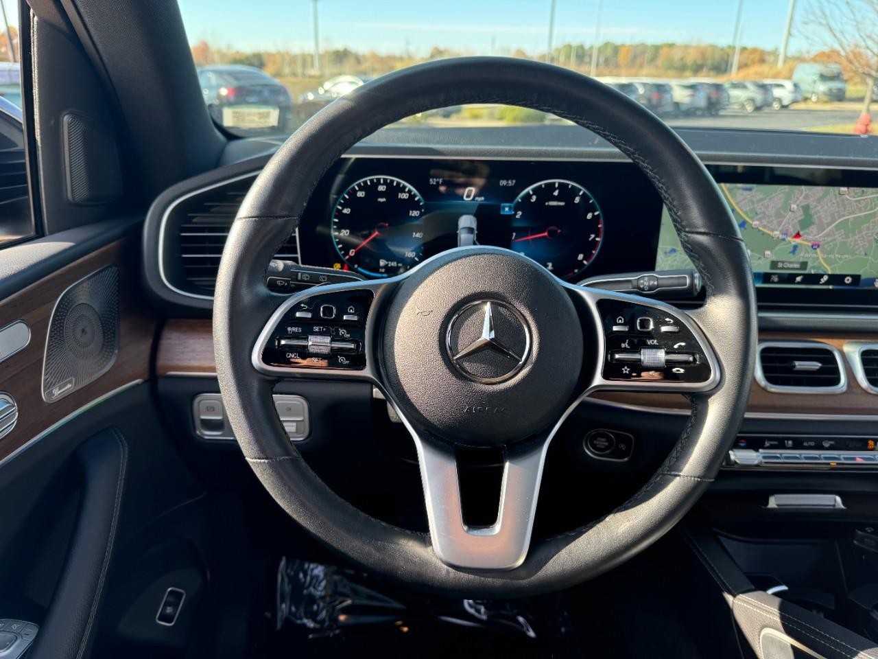 Mercedes-Benz GLE Vehicle Full-screen Gallery Image 18