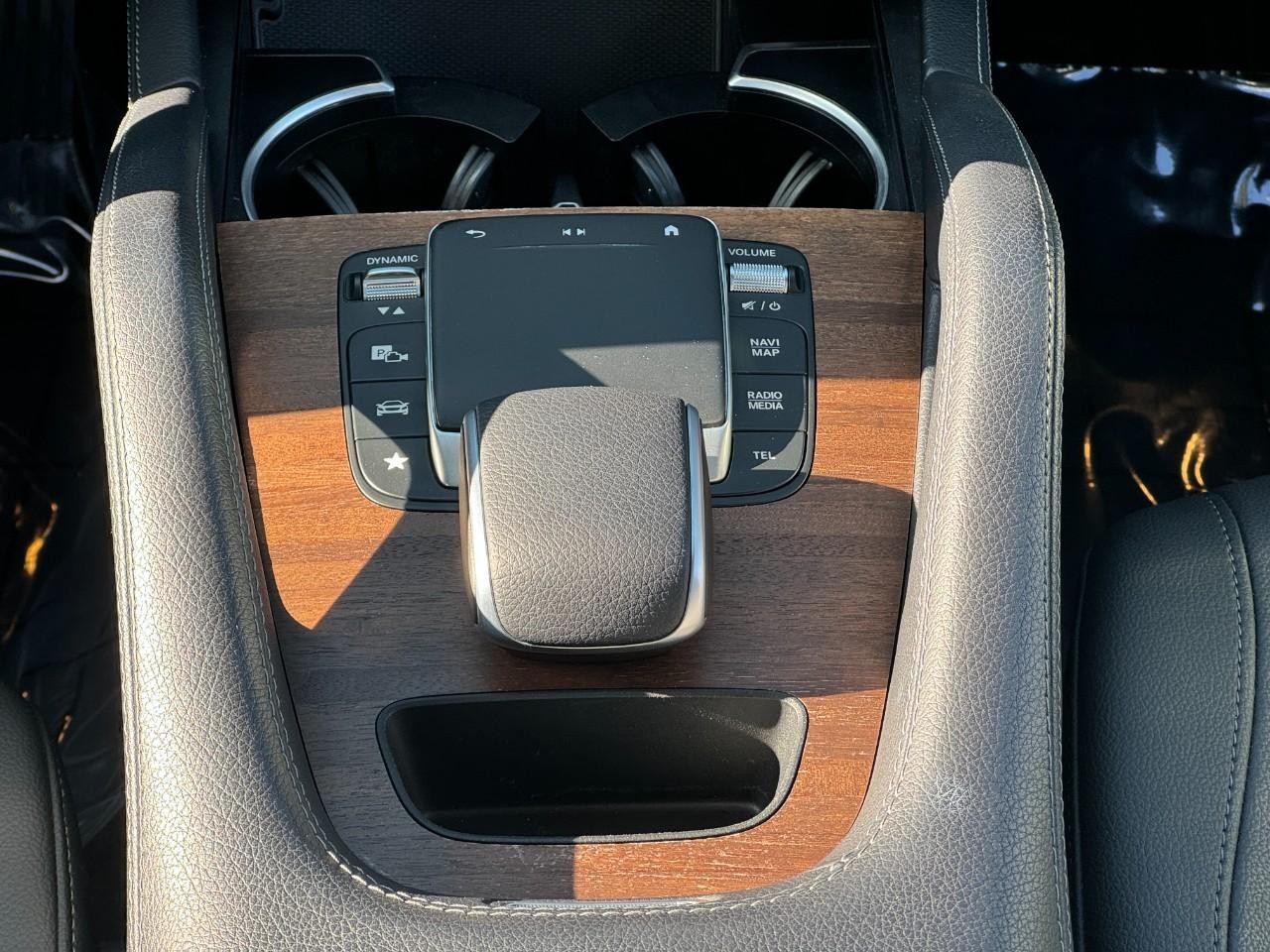 Mercedes-Benz GLE Vehicle Full-screen Gallery Image 21